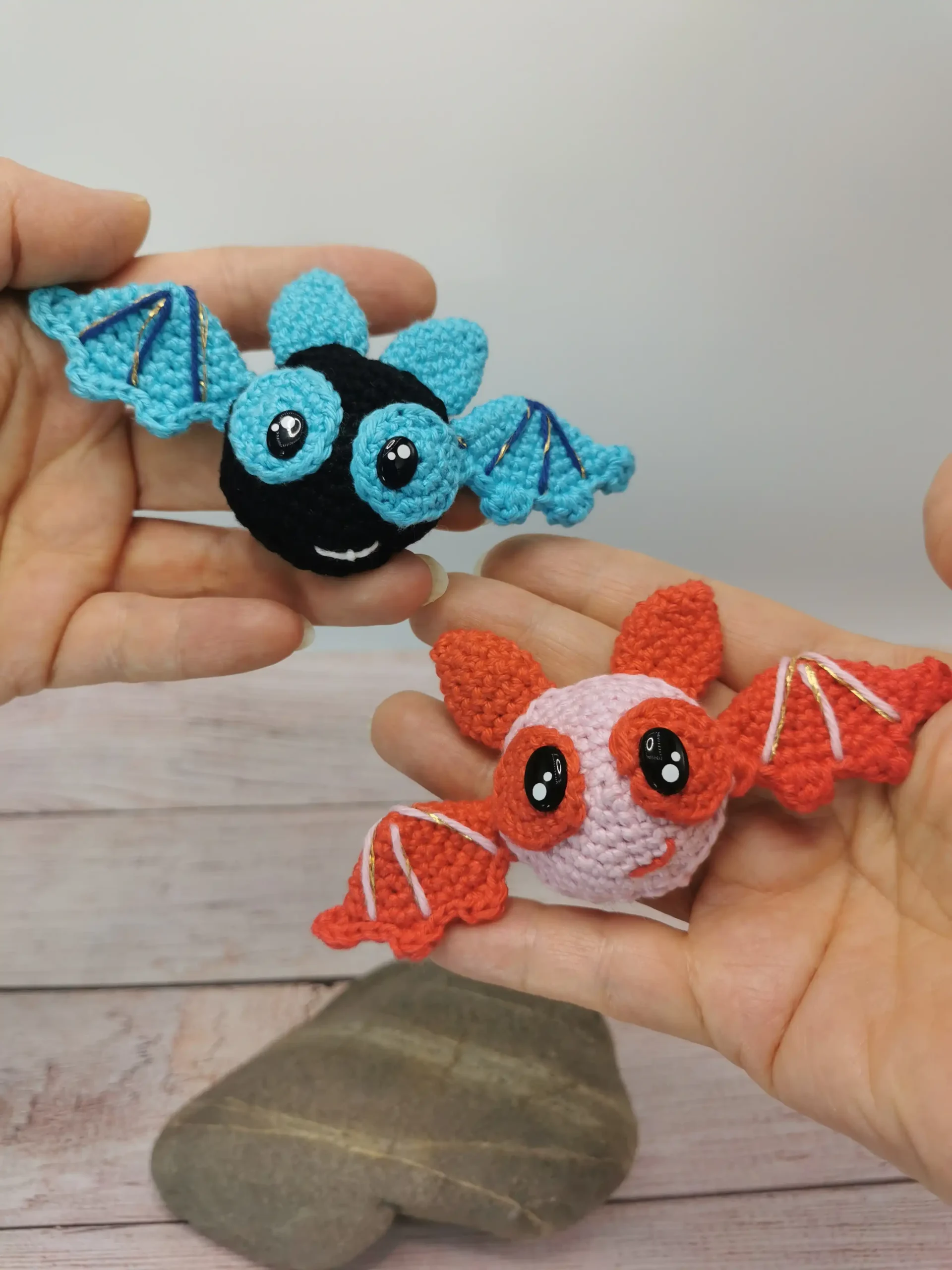 magnet chauve-souris amigurumi fait main au crochet par La Mu's heure