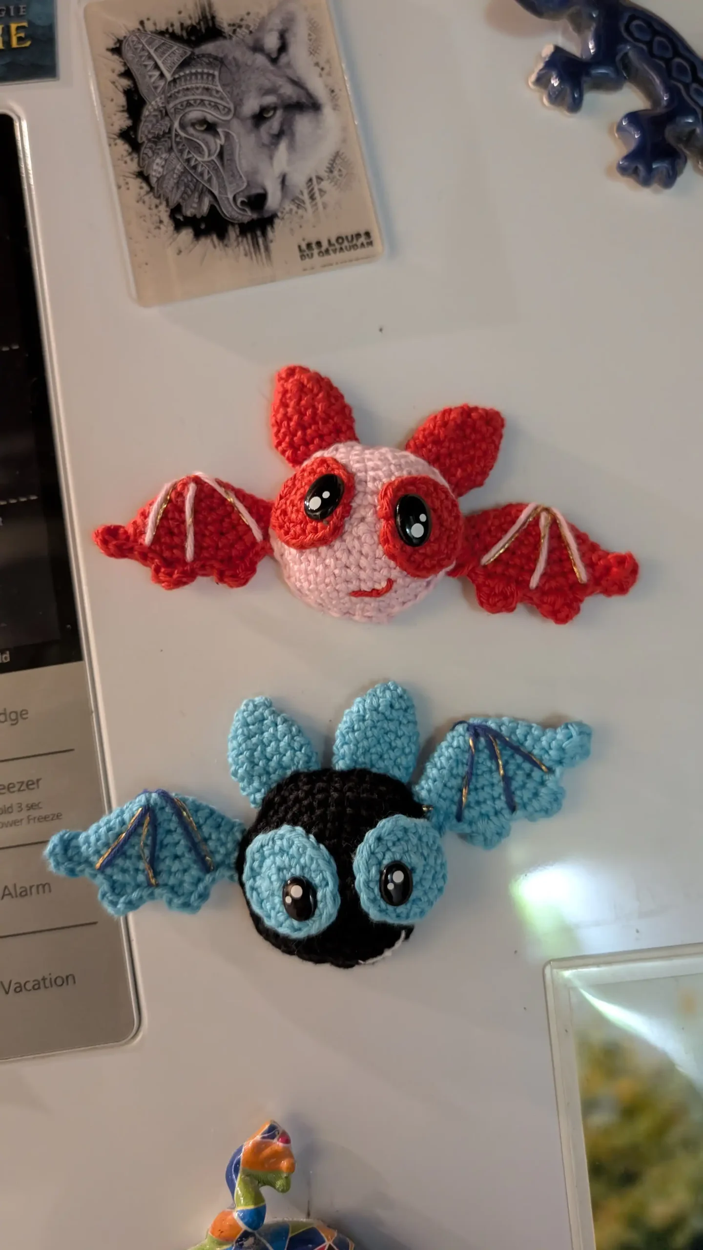 magnet chauve-souris amigurumi fait main au crochet par La Mu's heure