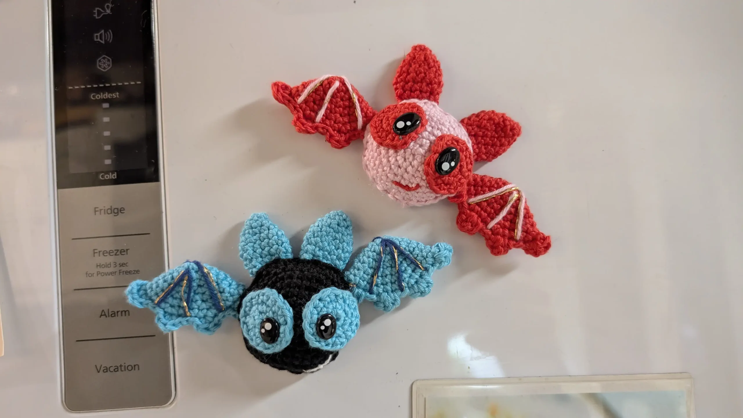 magnet chauve-souris amigurumi fait main au crochet par La Mu's heure