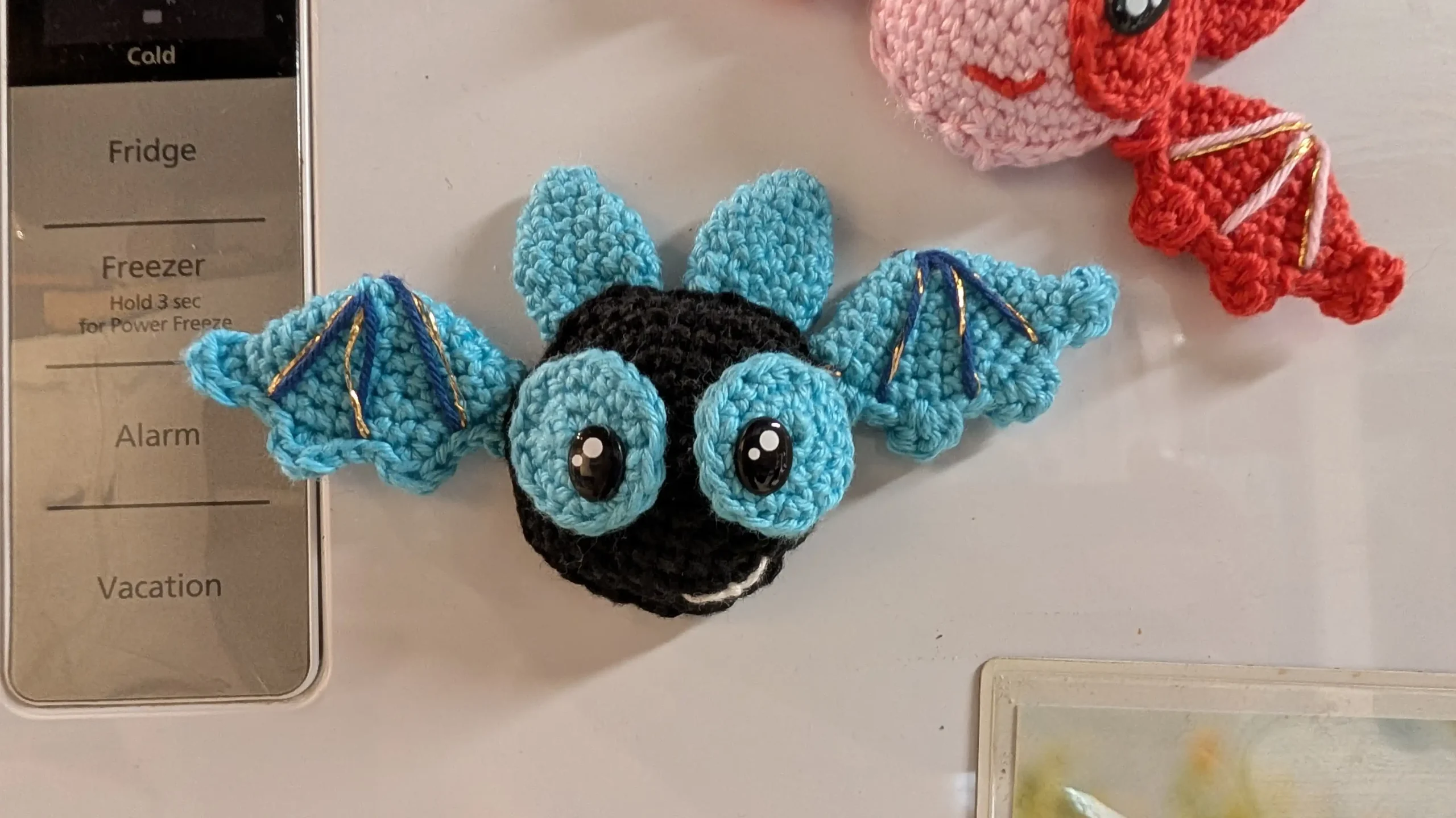 magnet chauve-souris amigurumi fait main au crochet par La Mu's heure