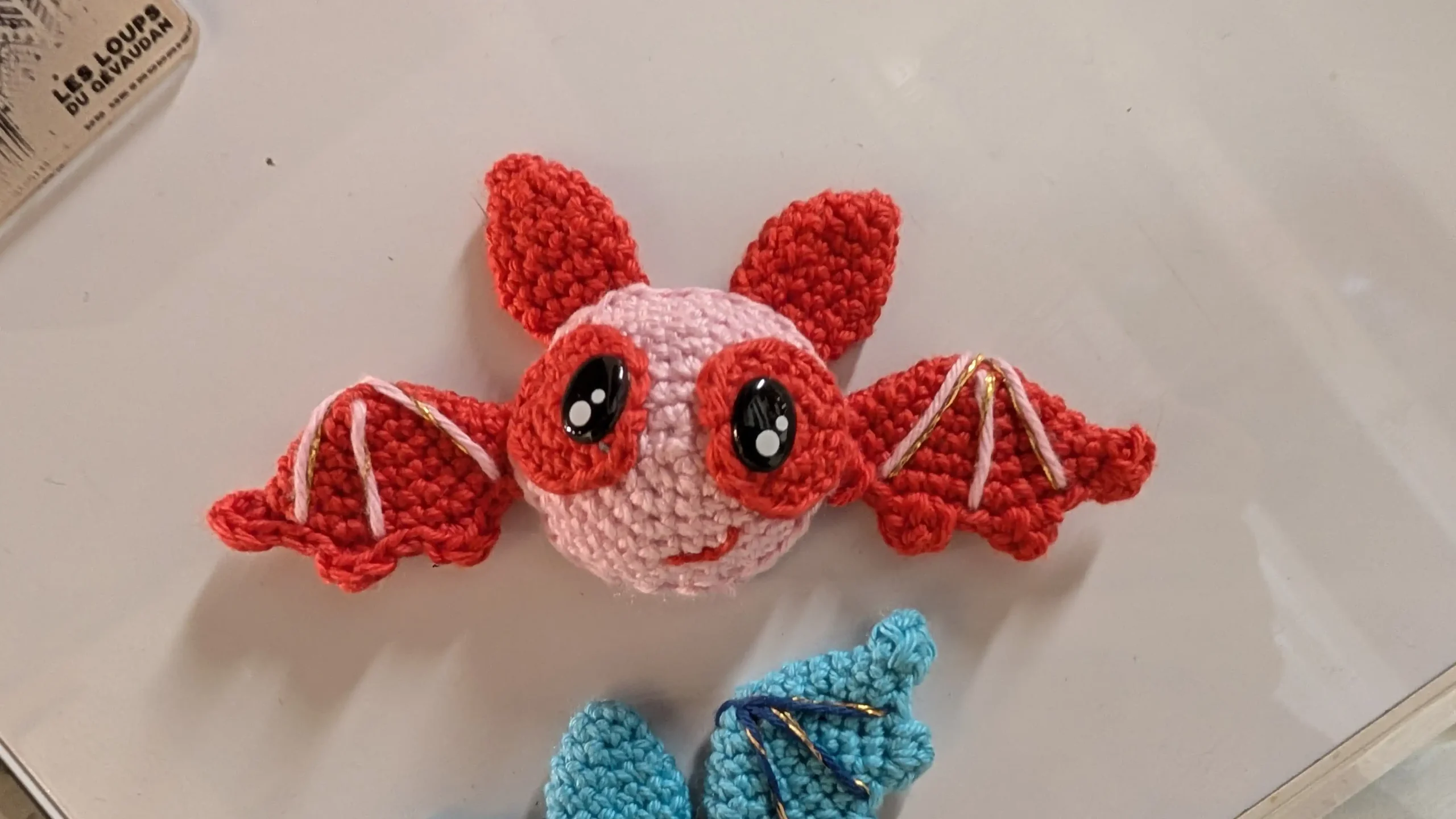 magnet chauve-souris amigurumi fait main au crochet par La Mu's heure