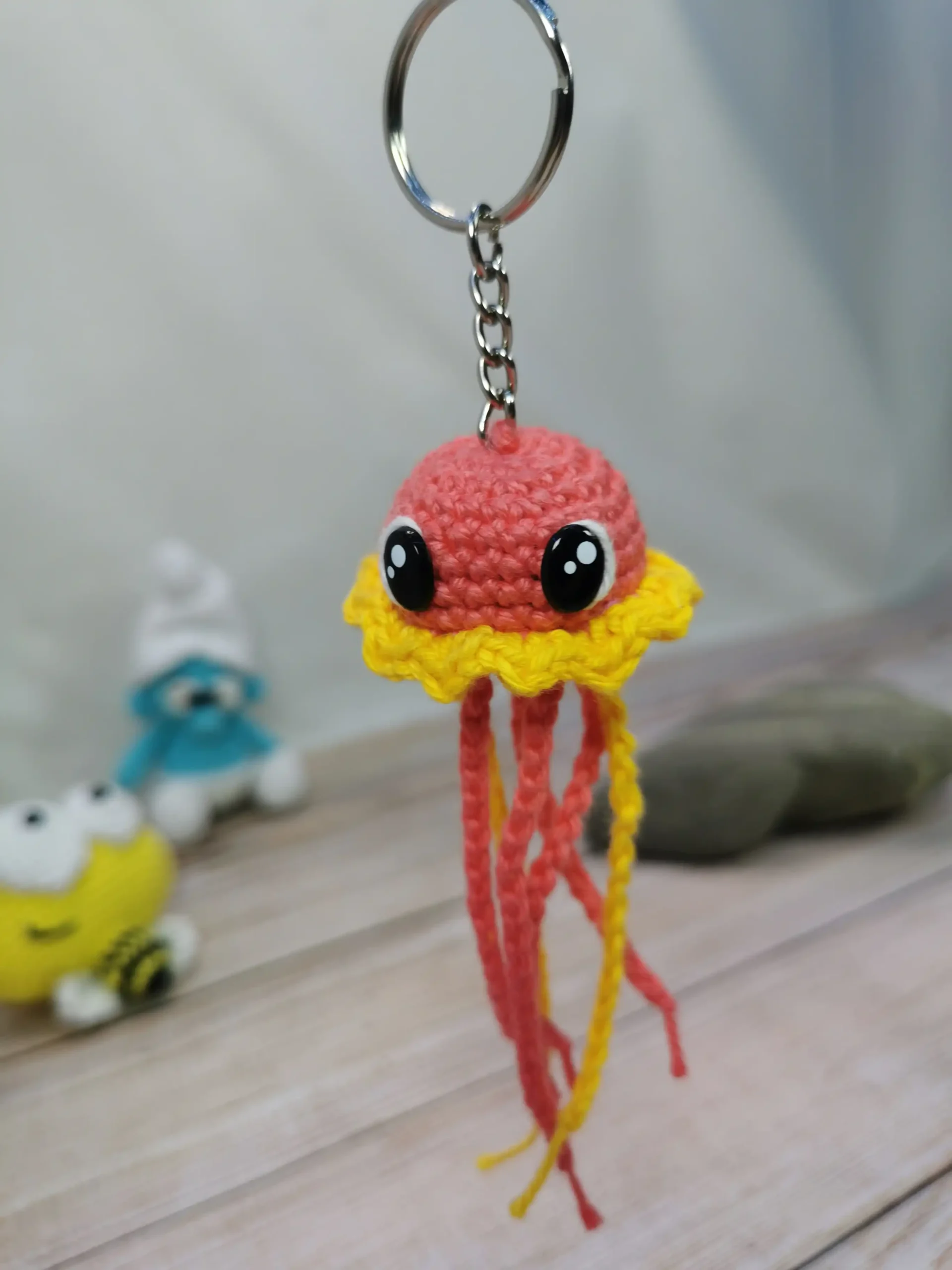 Méduse porte-clé orange et jaune fait au crochet par La Mu's Heure