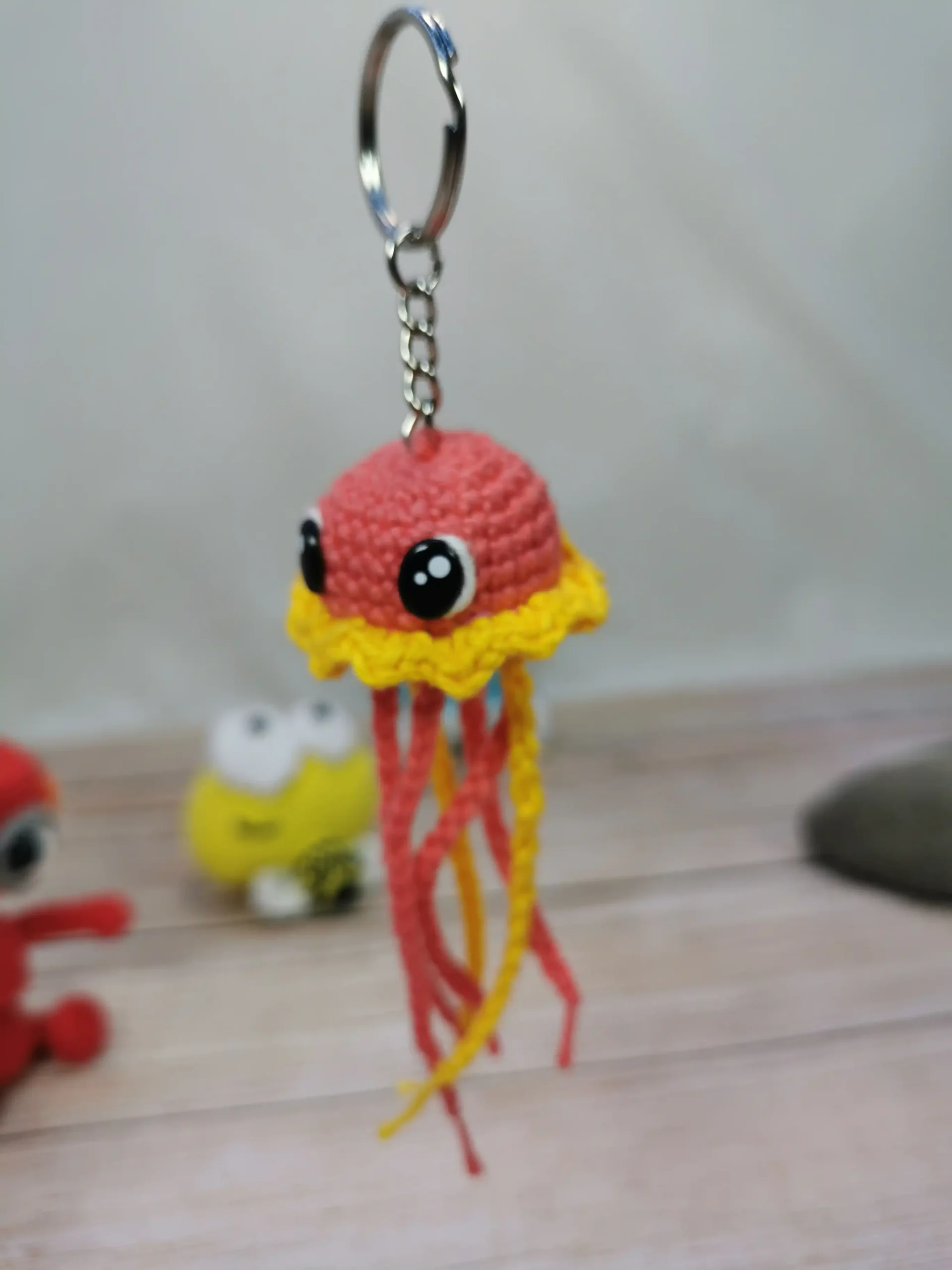 Méduse porte-clé orange et jaune fait au crochet par La Mu's Heure