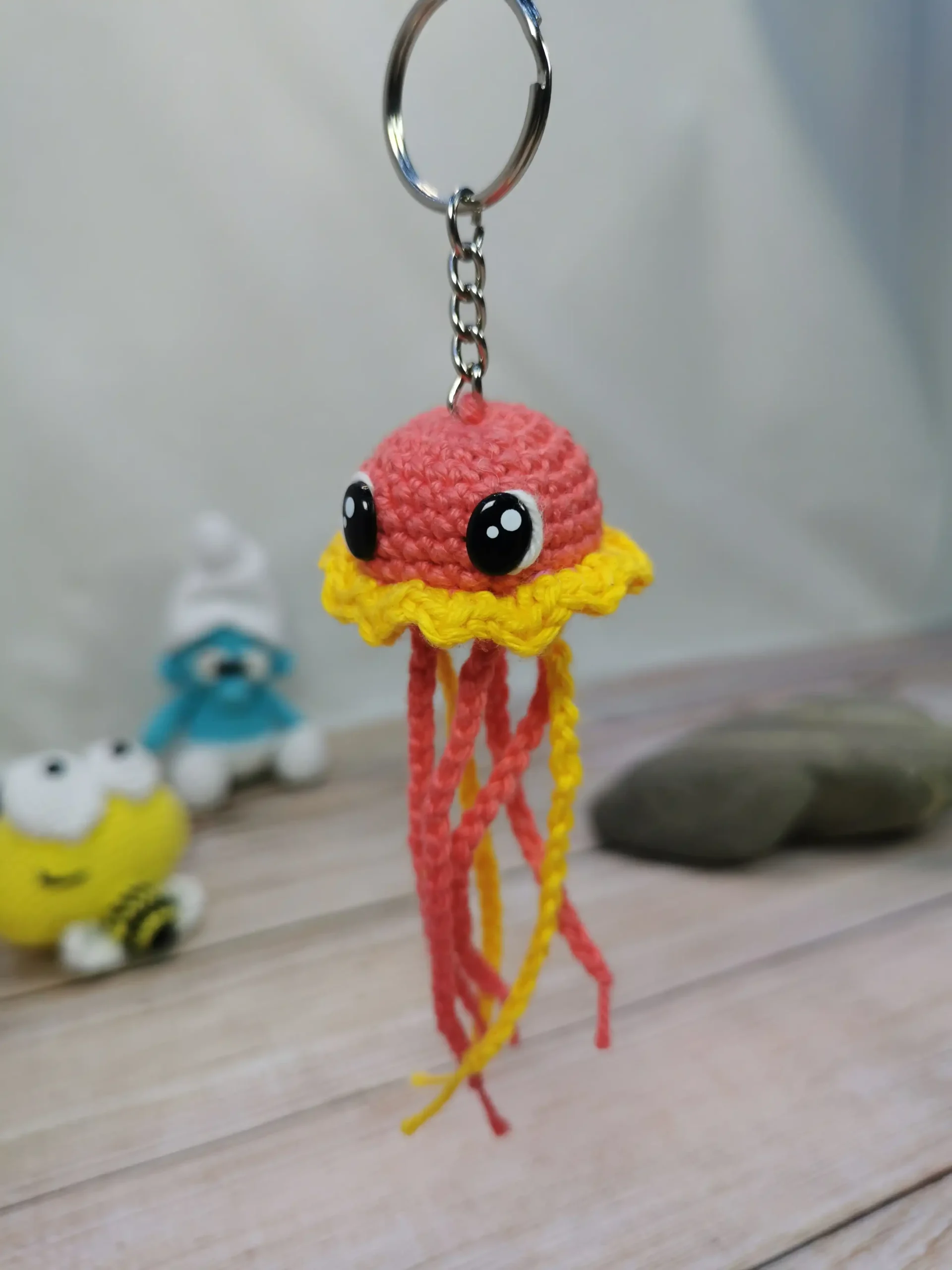 Méduse porte-clé orange et jaune fait au crochet par La Mu's Heure