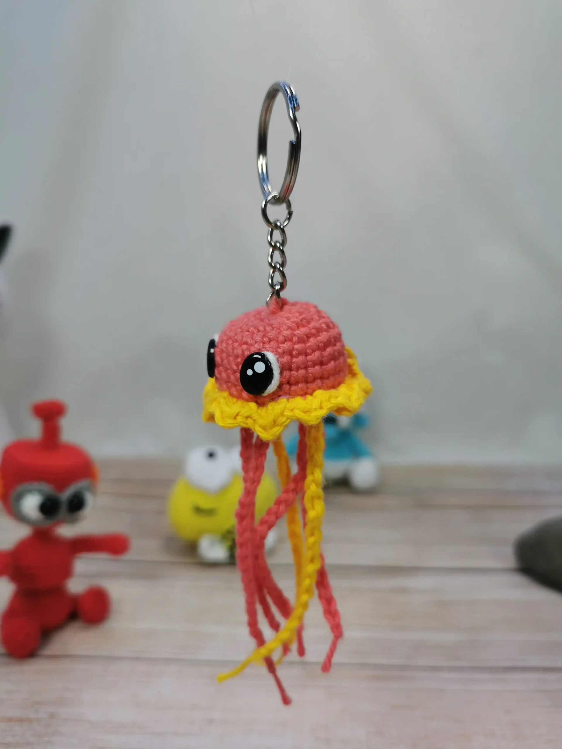 Méduse porte-clé orange et jaune fait au crochet par La Mu's Heure