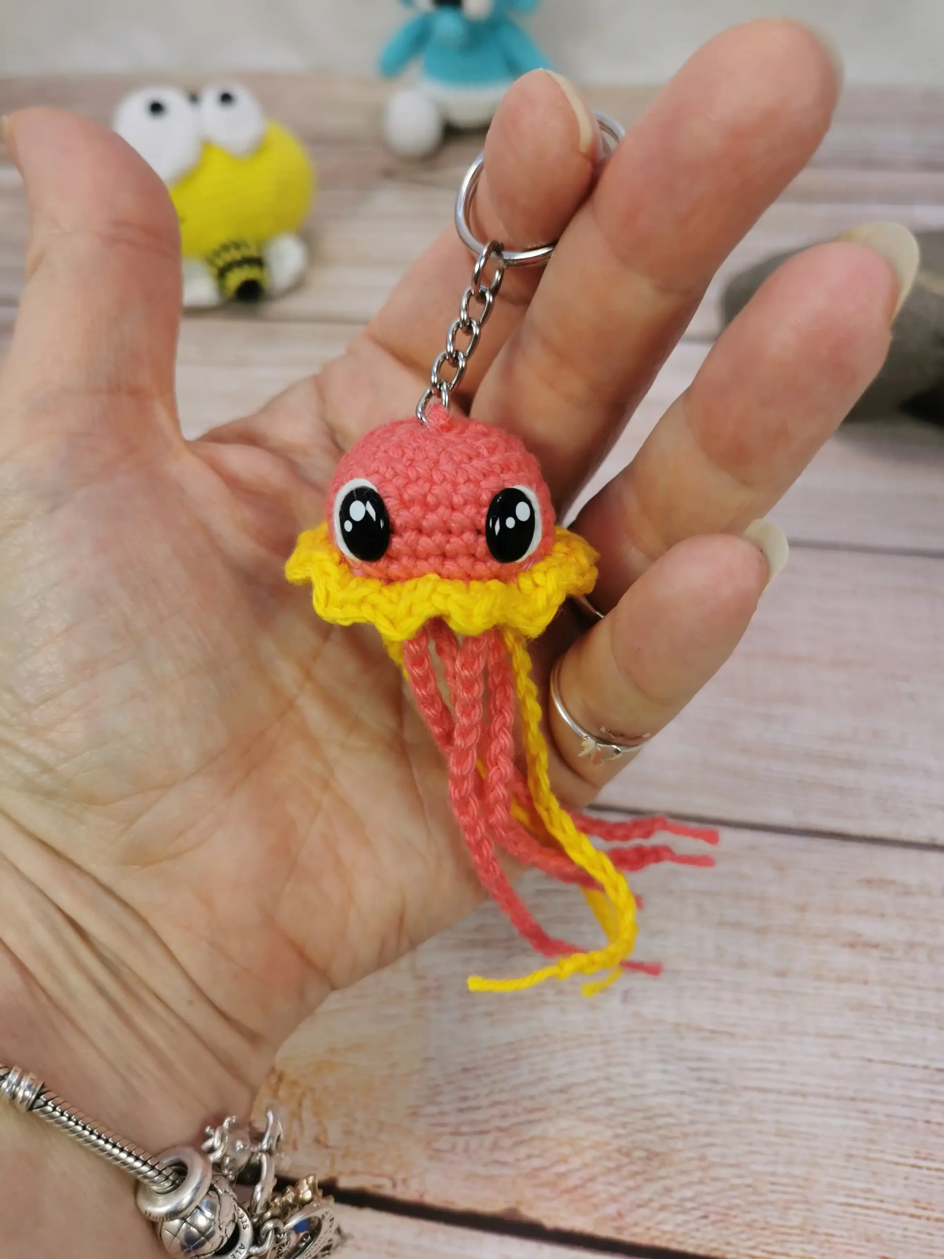 Méduse porte-clé orange et jaune fait au crochet par La Mu's Heure