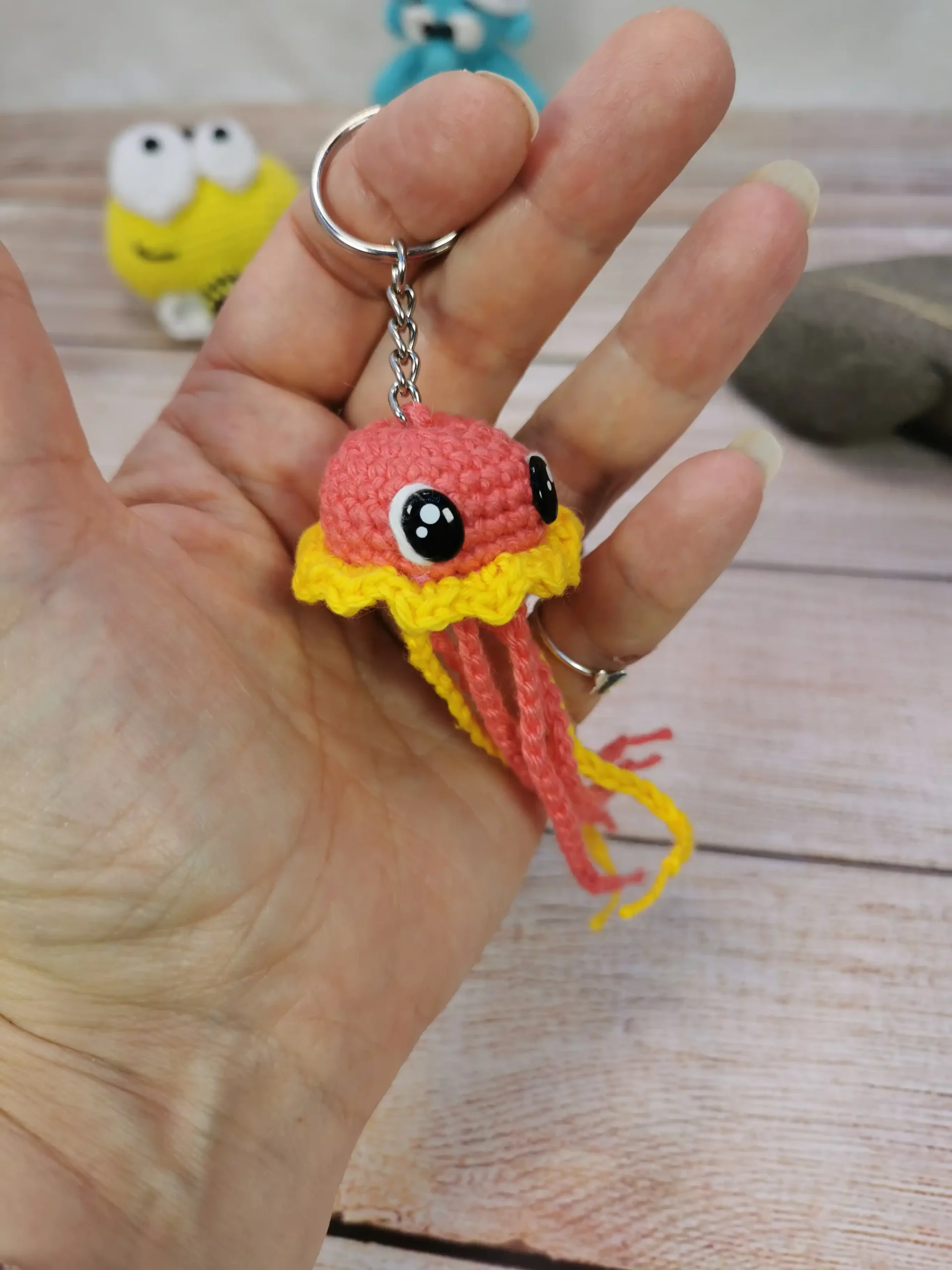 Méduse porte-clé orange et jaune fait au crochet par La Mu's Heure