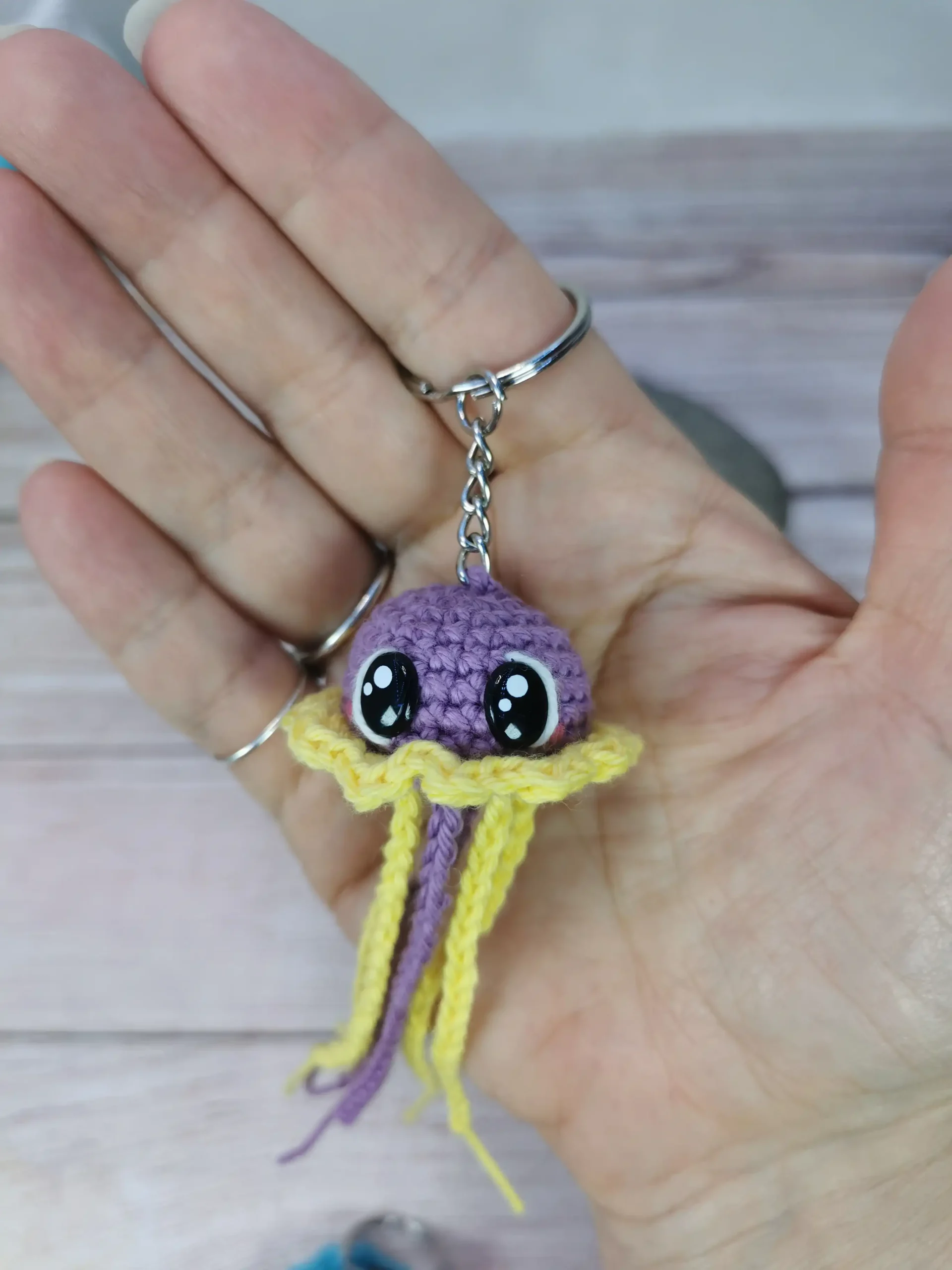 Méduse porte-clé violette et jaune fait au crochet par La Mu's Heure