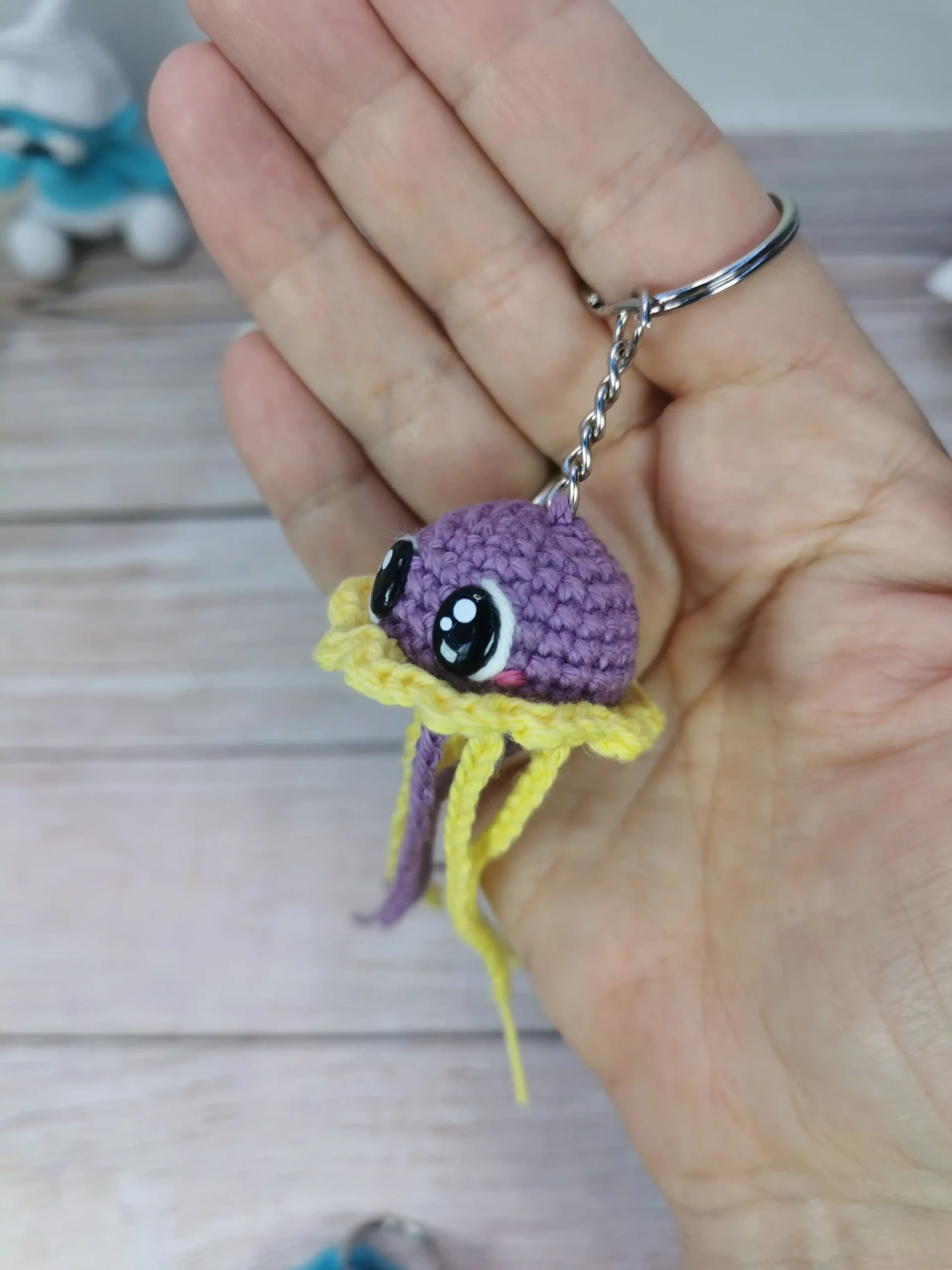 Méduse porte-clé violette et jaune fait au crochet par La Mu's Heure