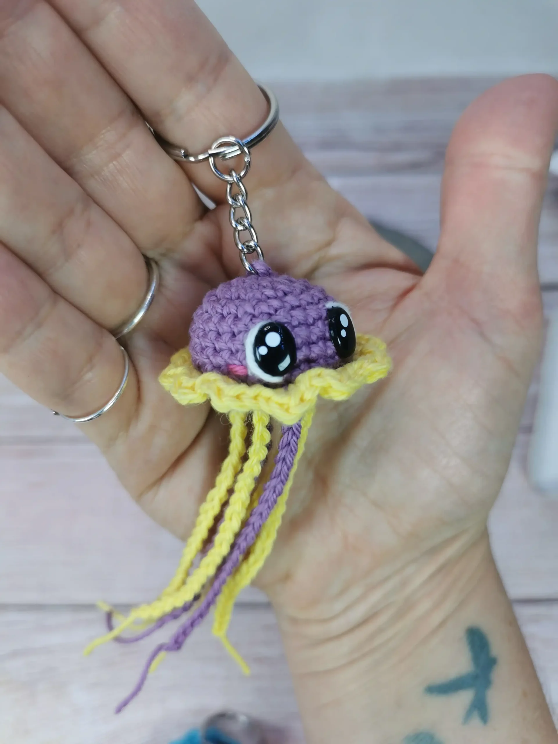 Méduse porte-clé violette et jaune fait au crochet par La Mu's Heure