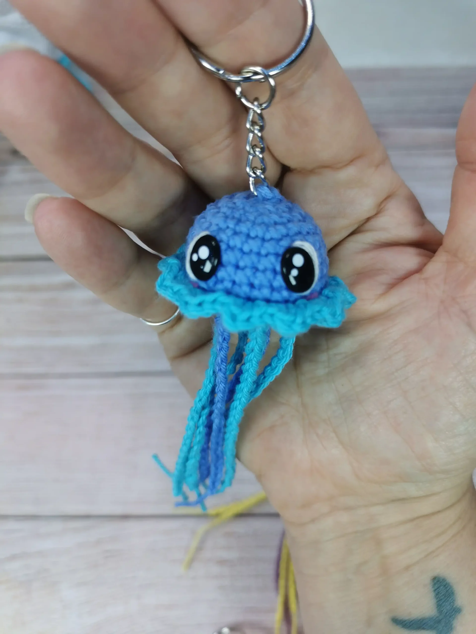 Méduse porte-clé bleu fait au crochet par La Mu's Heure