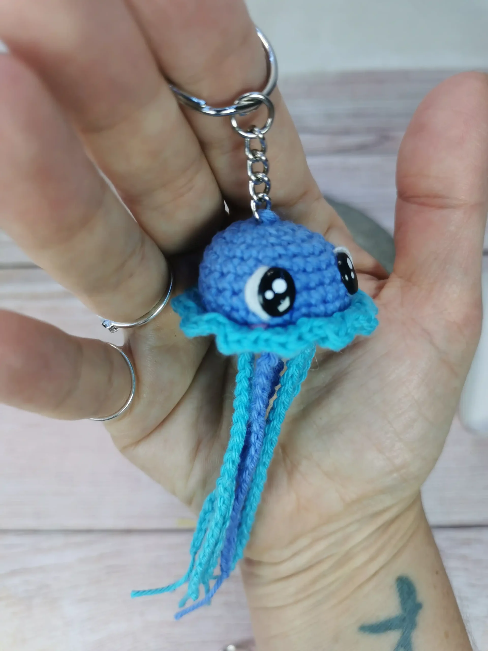 Méduse porte-clé bleu fait au crochet par La Mu's Heure