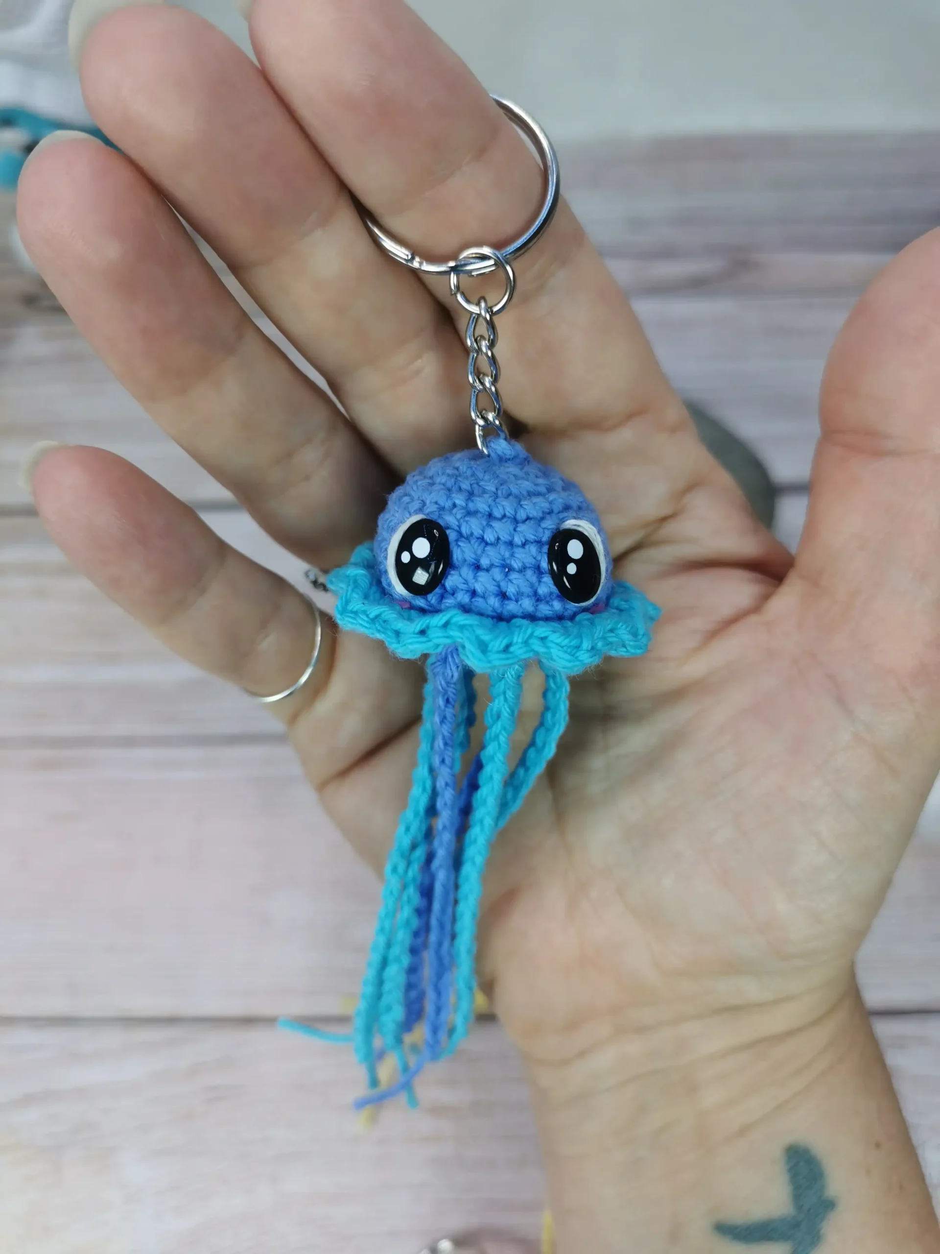 Méduse porte-clé bleu fait au crochet par La Mu's Heure