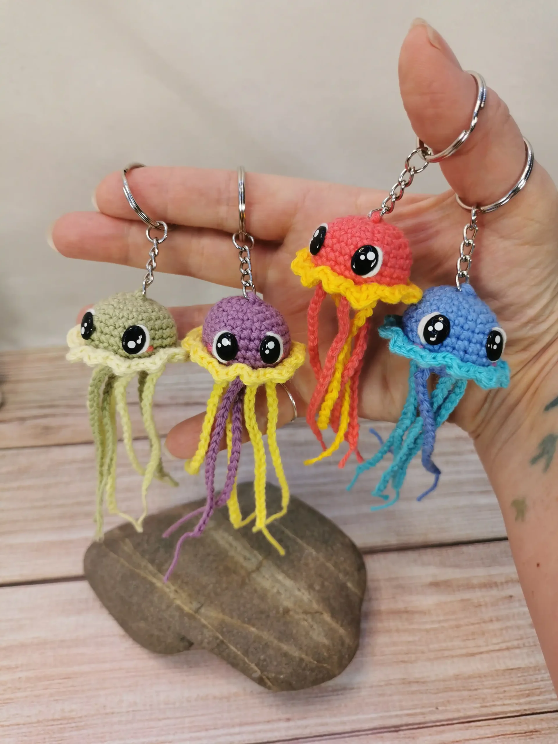 Méduse porte-clé verte, bleu, orange et violet fait au crochet par La Mu's Heure