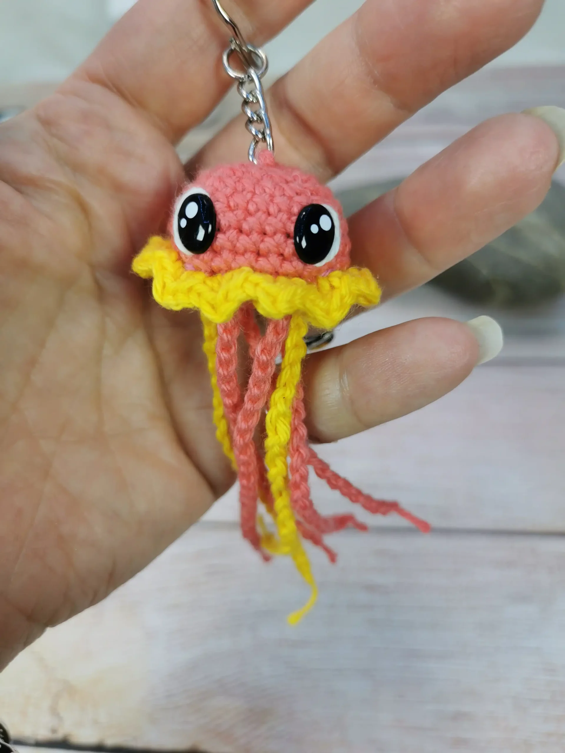 Méduse porte-clé orange et jaune fait au crochet par La Mu's Heure