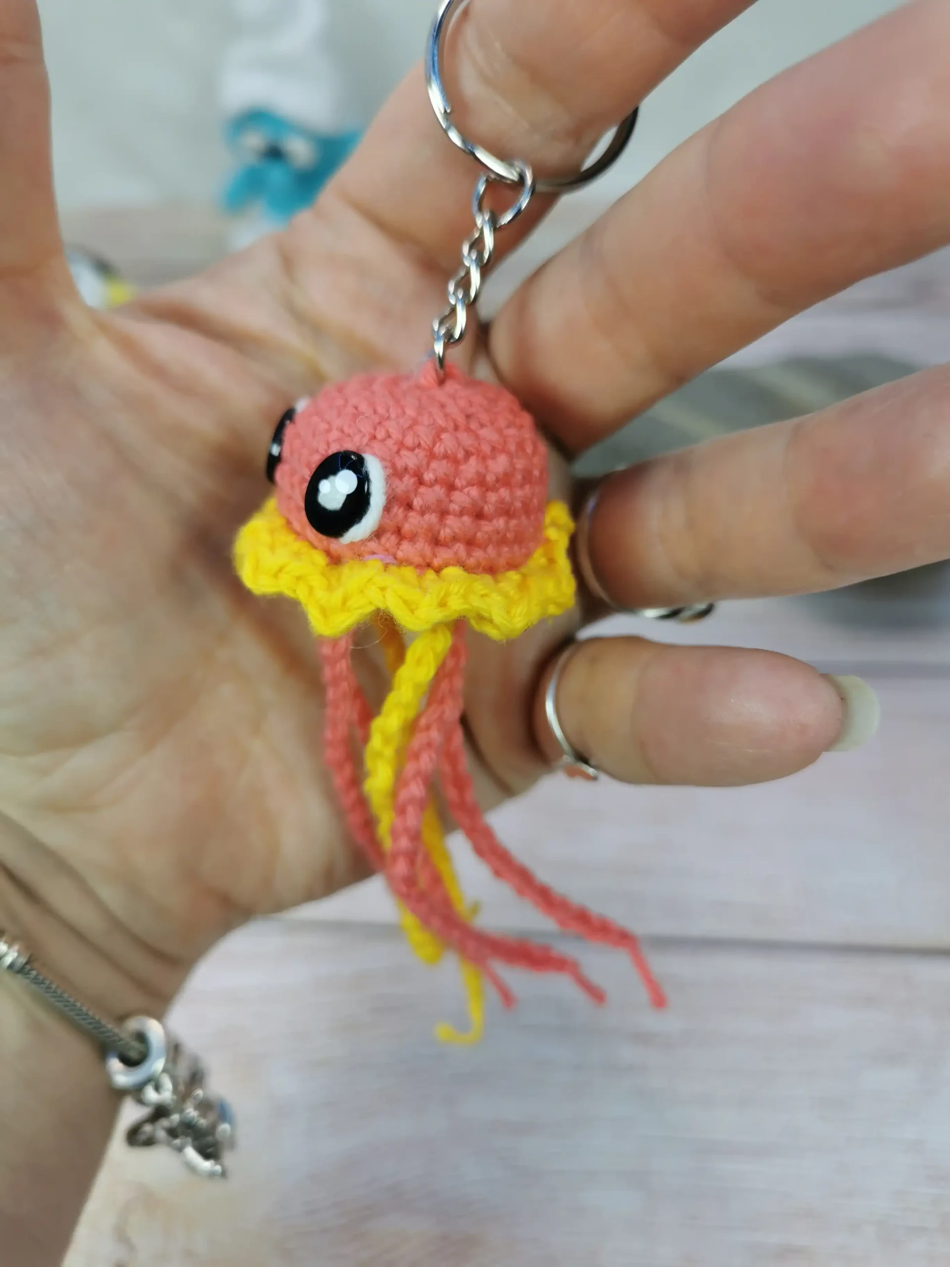 Méduse porte-clé orange et jaune fait au crochet par La Mu's Heure