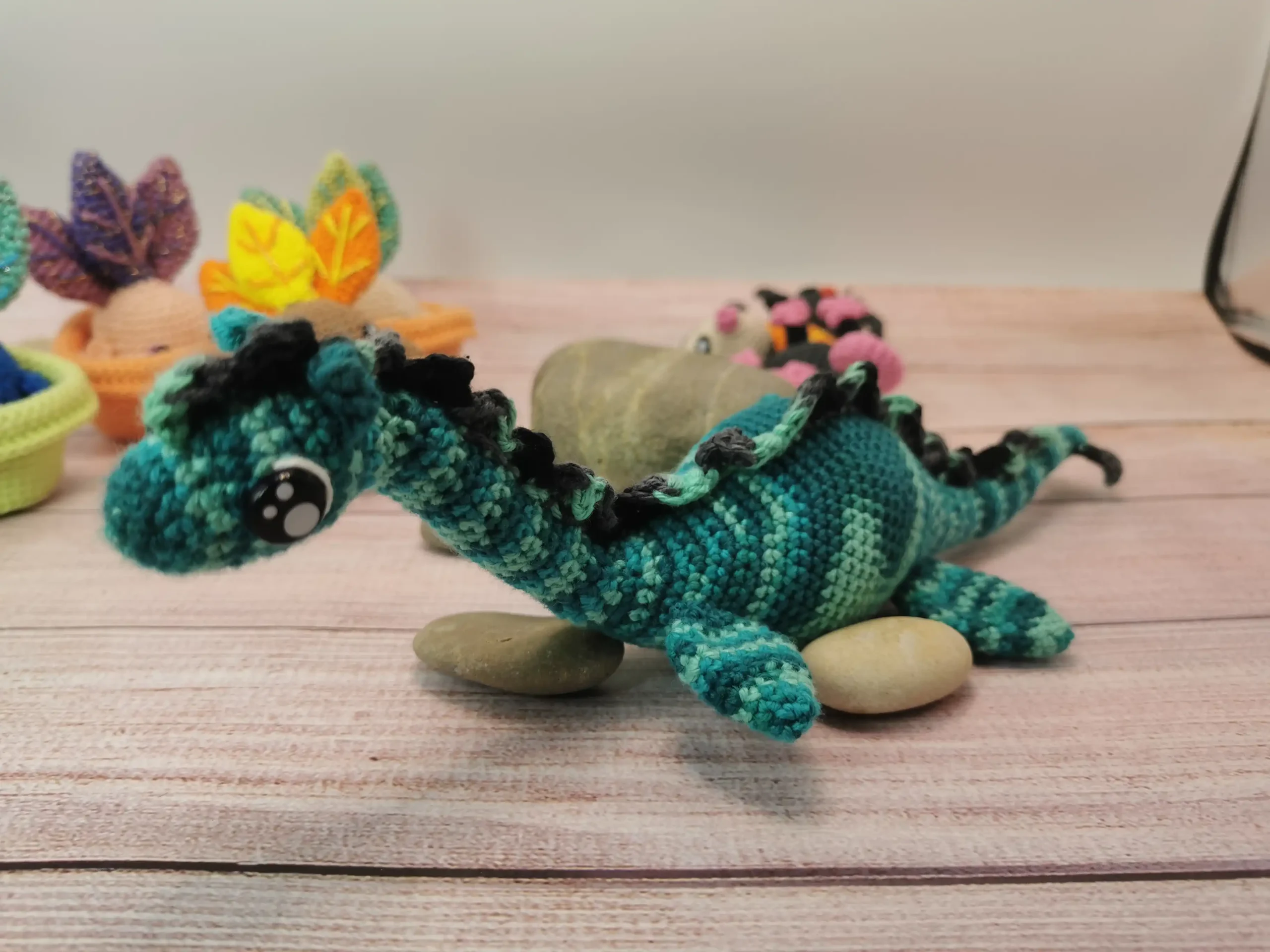 Nessie, le monstre du Loch Ness, devient une peluche amigurumi douce et attachante, parfaite pour les amateurs de légendes et de créations artisanales. fait main au crochet par La Mu's heure