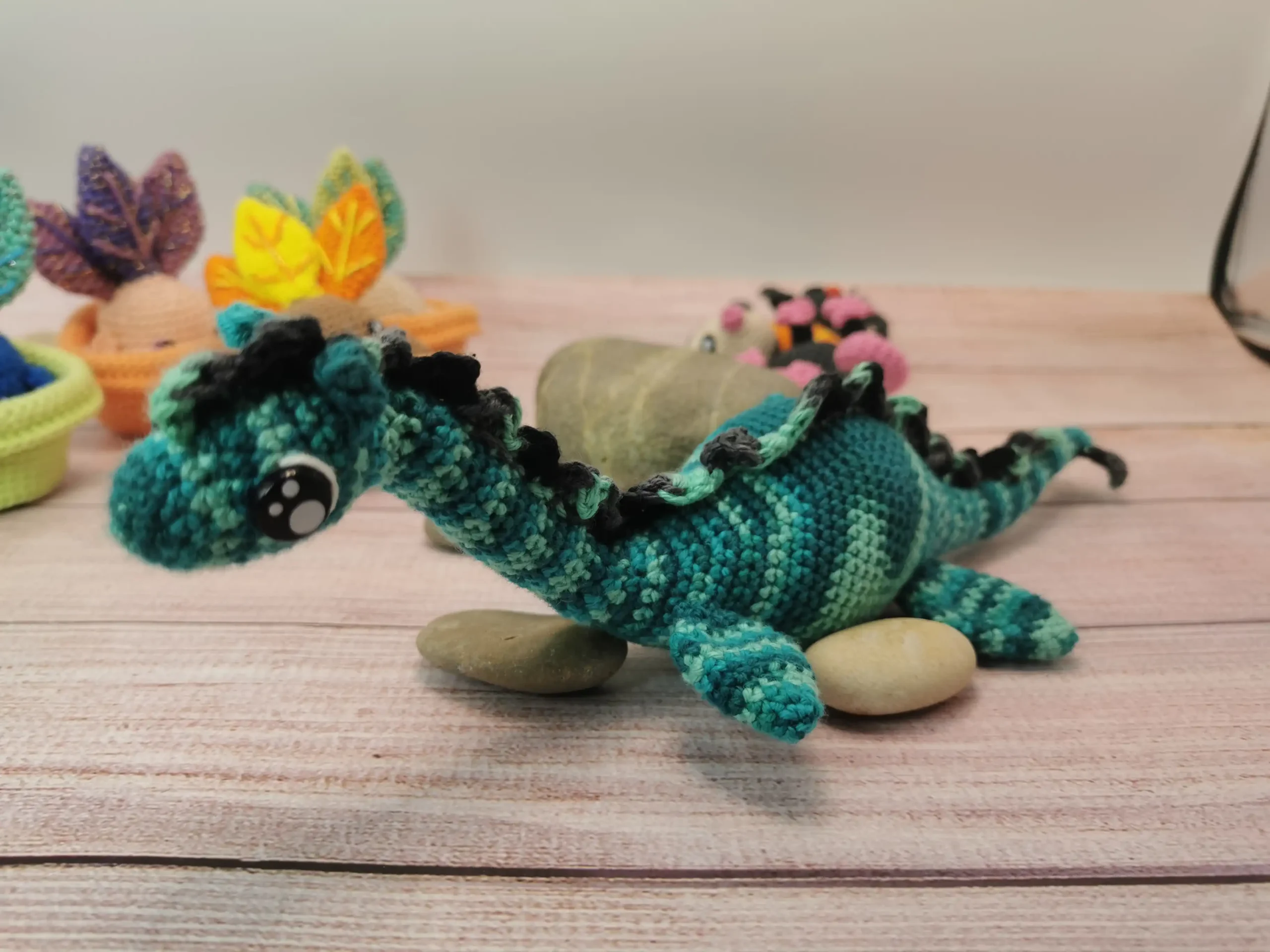 Nessie, le monstre du Loch Ness, devient une peluche amigurumi douce et attachante, parfaite pour les amateurs de légendes et de créations artisanales. fait main au crochet par La Mu's heure