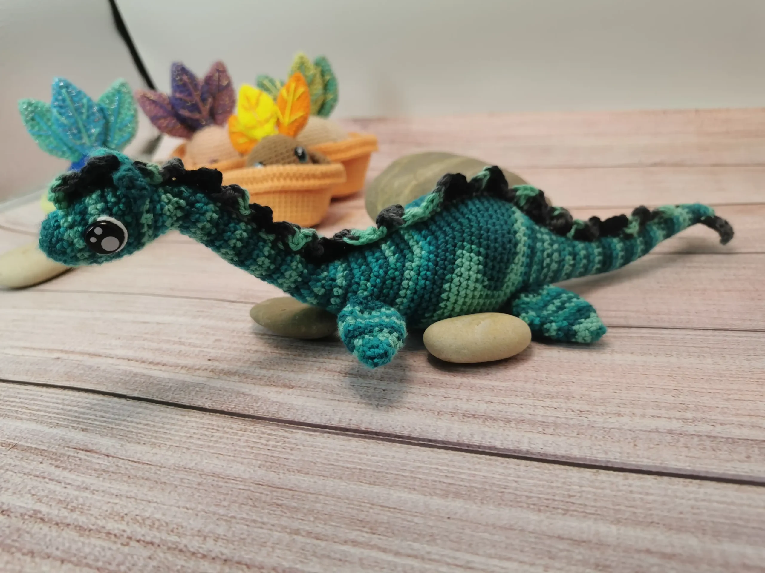 Nessie, le monstre du Loch Ness, devient une peluche amigurumi douce et attachante, parfaite pour les amateurs de légendes et de créations artisanales. fait main au crochet par La Mu's heure