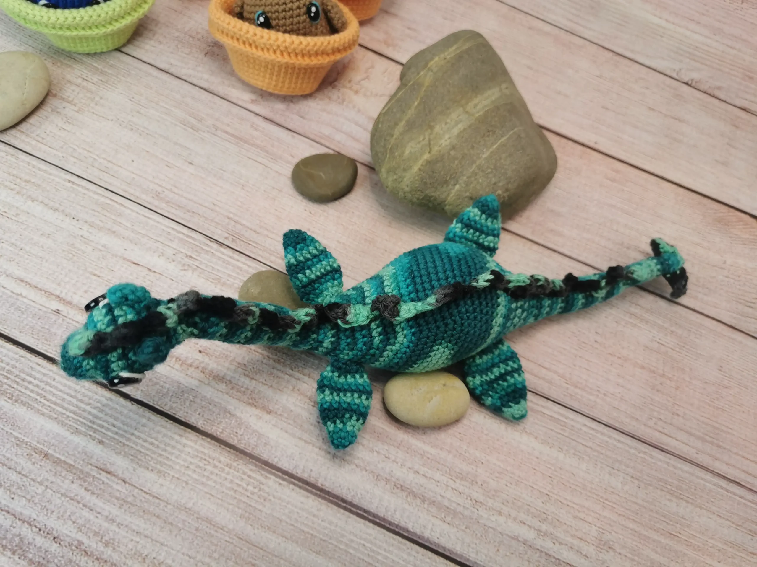 Nessie, le monstre du Loch Ness, devient une peluche amigurumi douce et attachante, parfaite pour les amateurs de légendes et de créations artisanales. fait main au crochet par La Mu's heure