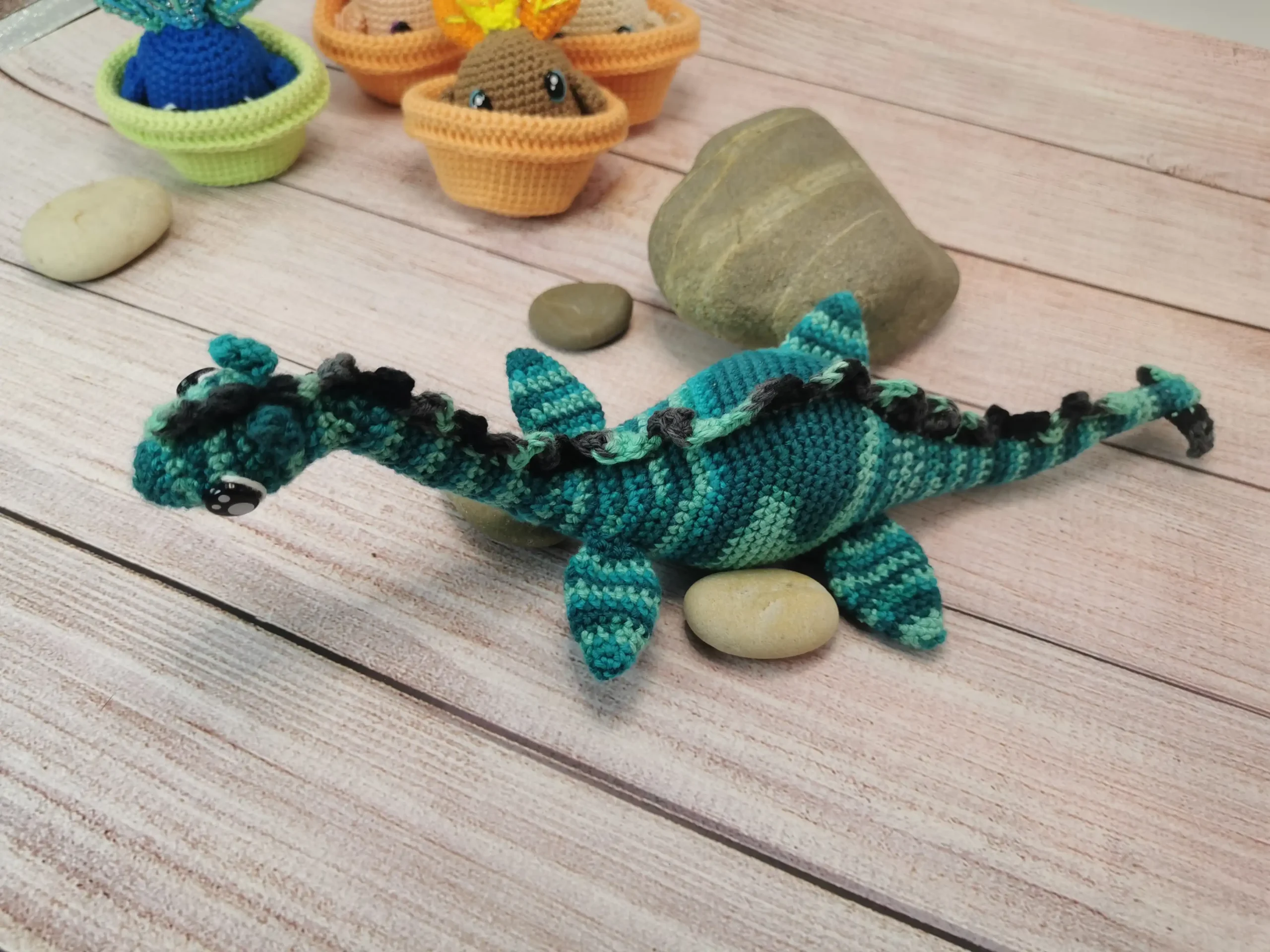 Nessie, le monstre du Loch Ness, devient une peluche amigurumi douce et attachante, parfaite pour les amateurs de légendes et de créations artisanales. fait main au crochet par La Mu's heure