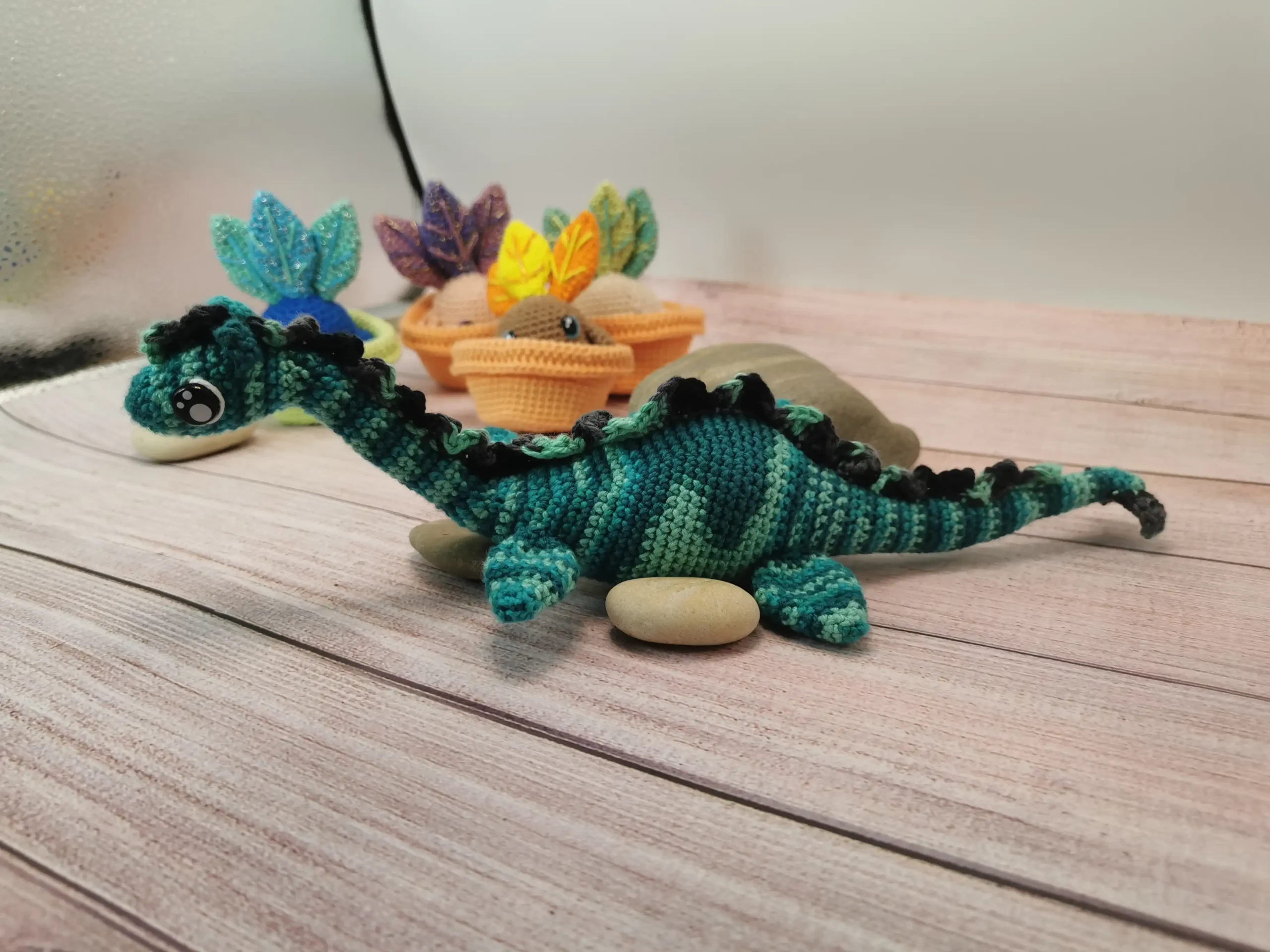 Nessie, le monstre du Loch Ness, devient une peluche amigurumi douce et attachante, parfaite pour les amateurs de légendes et de créations artisanales. fait main au crochet par La Mu's heure