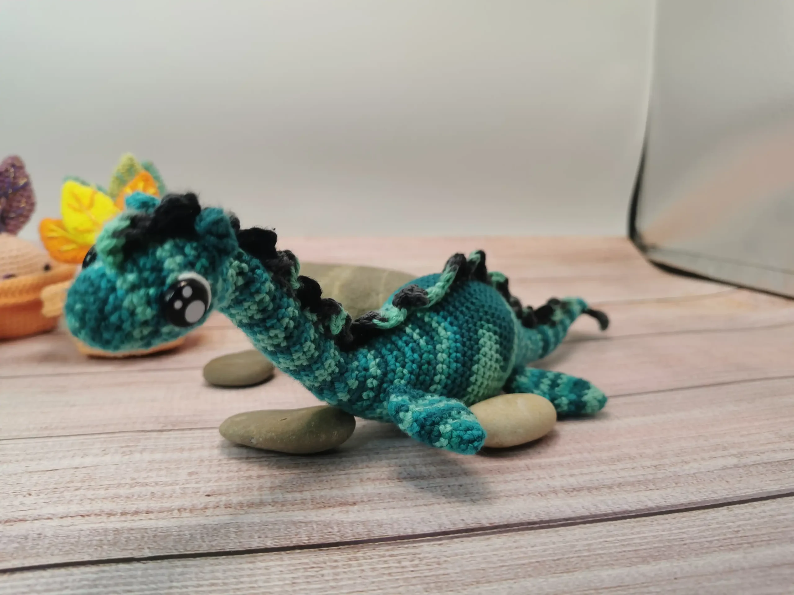 Nessie, le monstre du Loch Ness, devient une peluche amigurumi douce et attachante, parfaite pour les amateurs de légendes et de créations artisanales. fait main au crochet par La Mu's heure