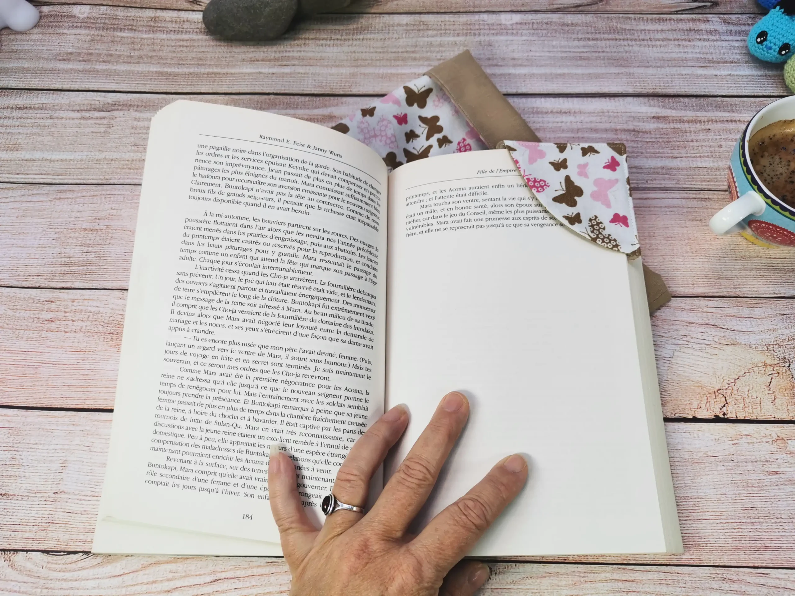 pochettes à livre et marque-pages de coin, confectionnés avec soin en tissu 100% coton. Dimensions pratiques, lavables en machine, ces accessoires ajoutent une touche de charme à votre lecture