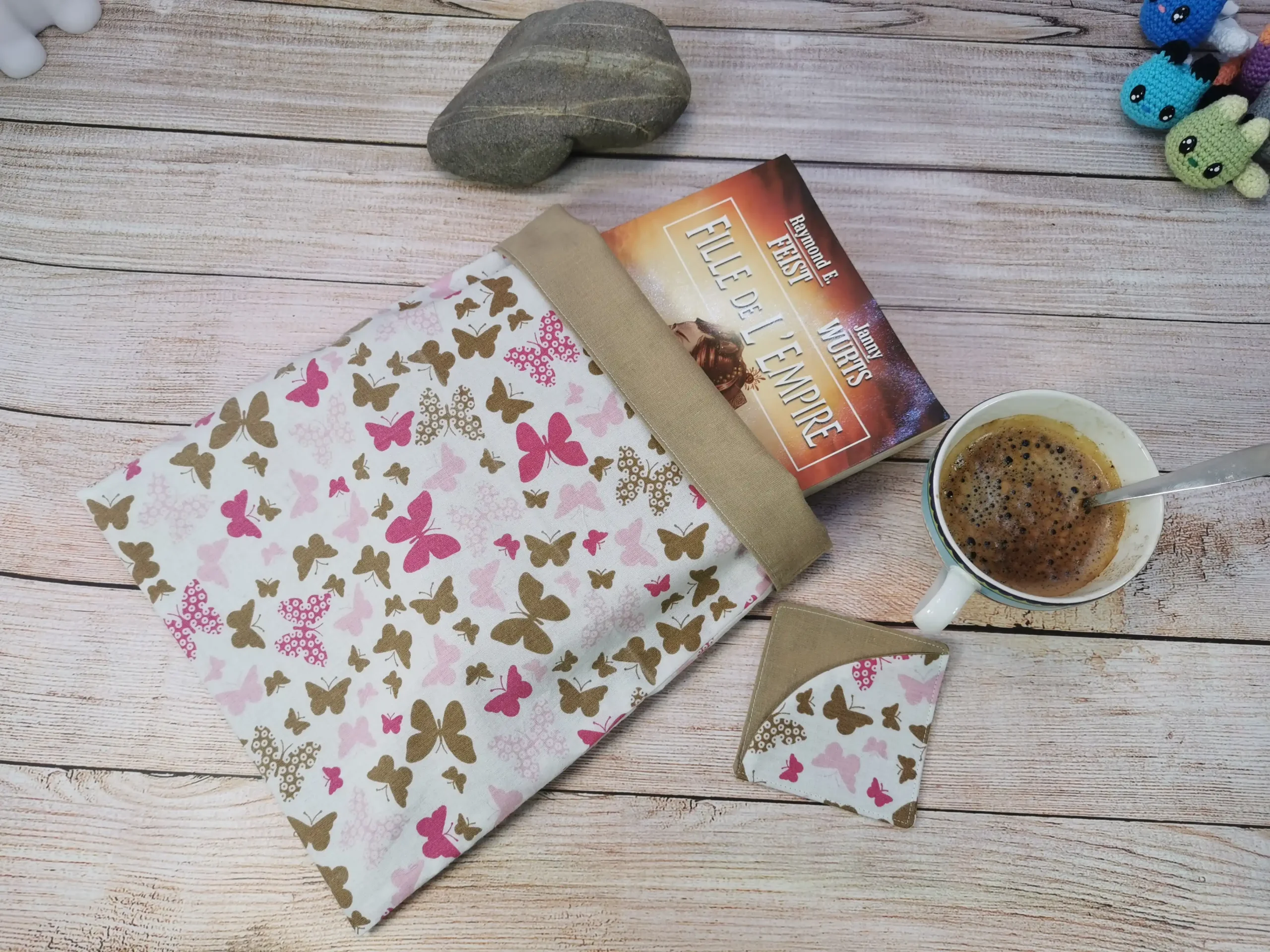 pochettes à livre et marque-pages de coin, confectionnés avec soin en tissu 100% coton. Dimensions pratiques, lavables en machine, ces accessoires ajoutent une touche de charme à votre lecture
