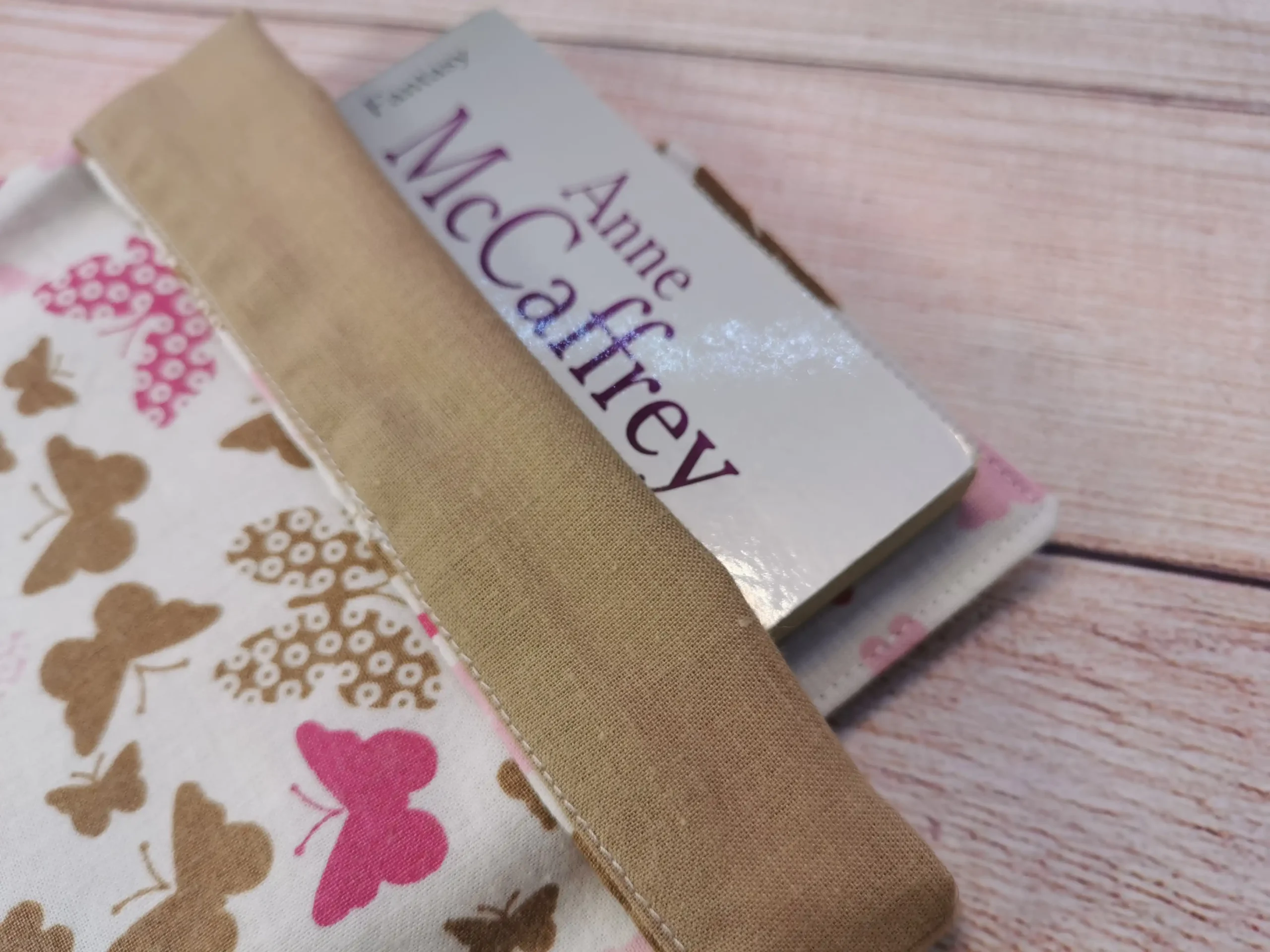 pochettes à livre et marque-pages de coin, confectionnés avec soin en tissu 100% coton. Dimensions pratiques, lavables en machine, ces accessoires ajoutent une touche de charme à votre lecture