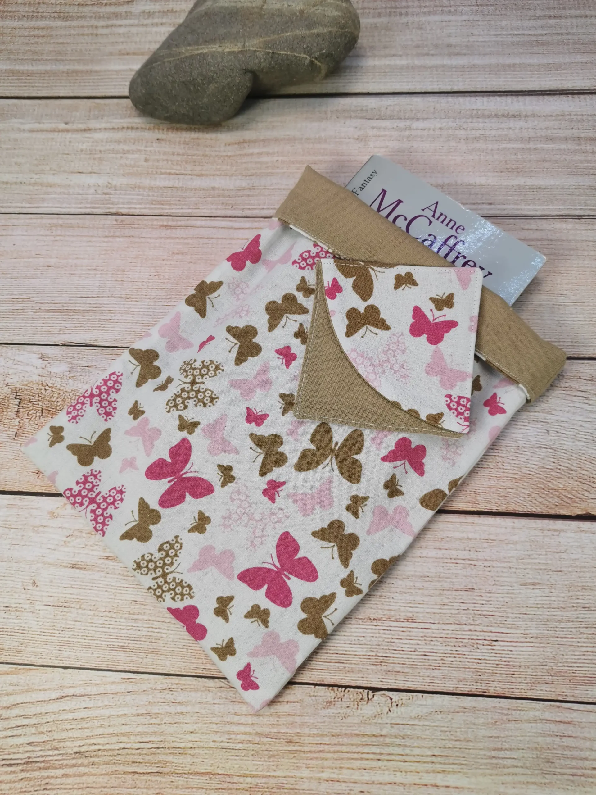 pochettes à livre et marque-pages de coin, confectionnés avec soin en tissu 100% coton. Dimensions pratiques, lavables en machine, ces accessoires ajoutent une touche de charme à votre lecture