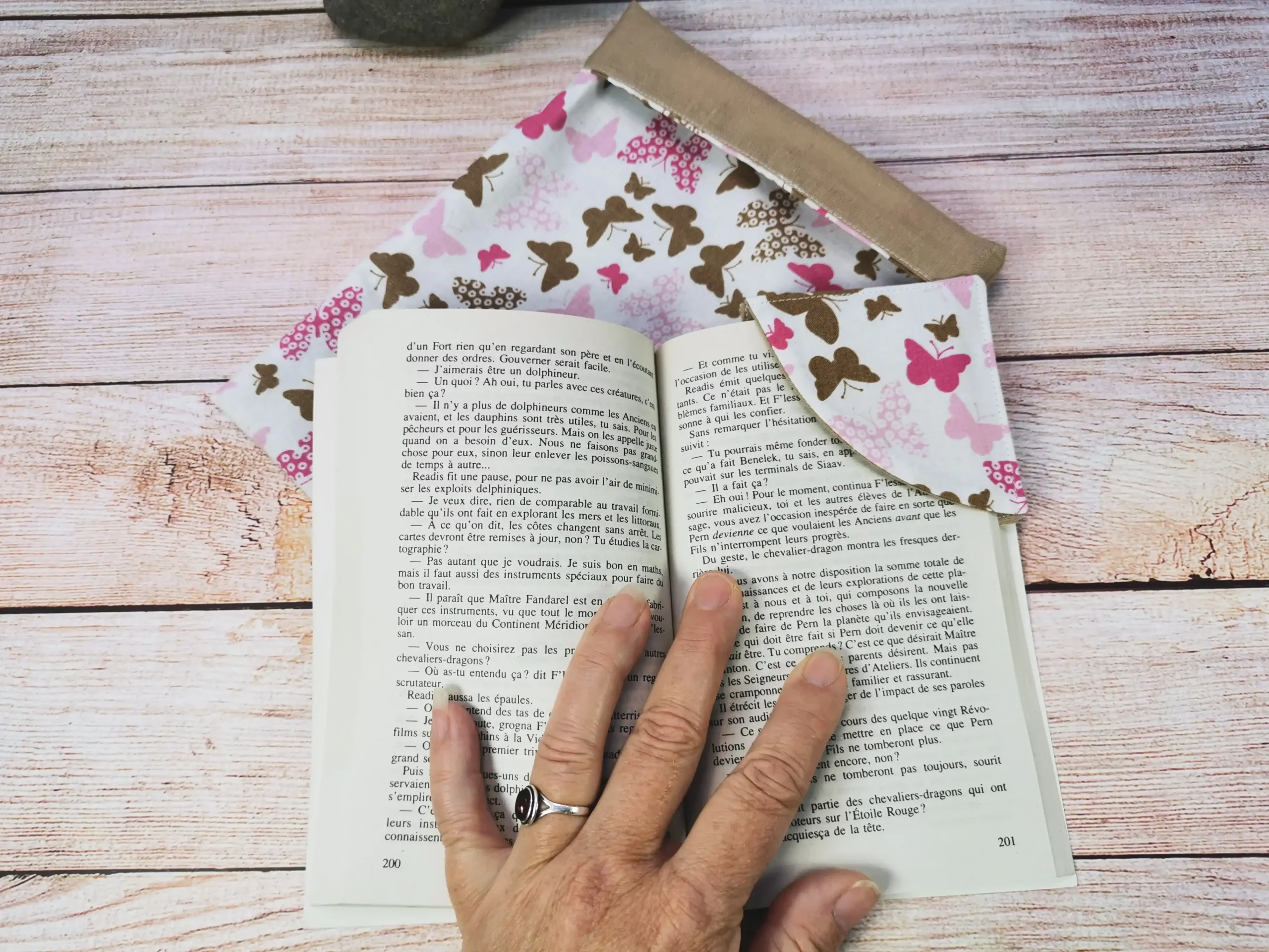 pochettes à livre et marque-pages de coin, confectionnés avec soin en tissu 100% coton. Dimensions pratiques, lavables en machine, ces accessoires ajoutent une touche de charme à votre lecture