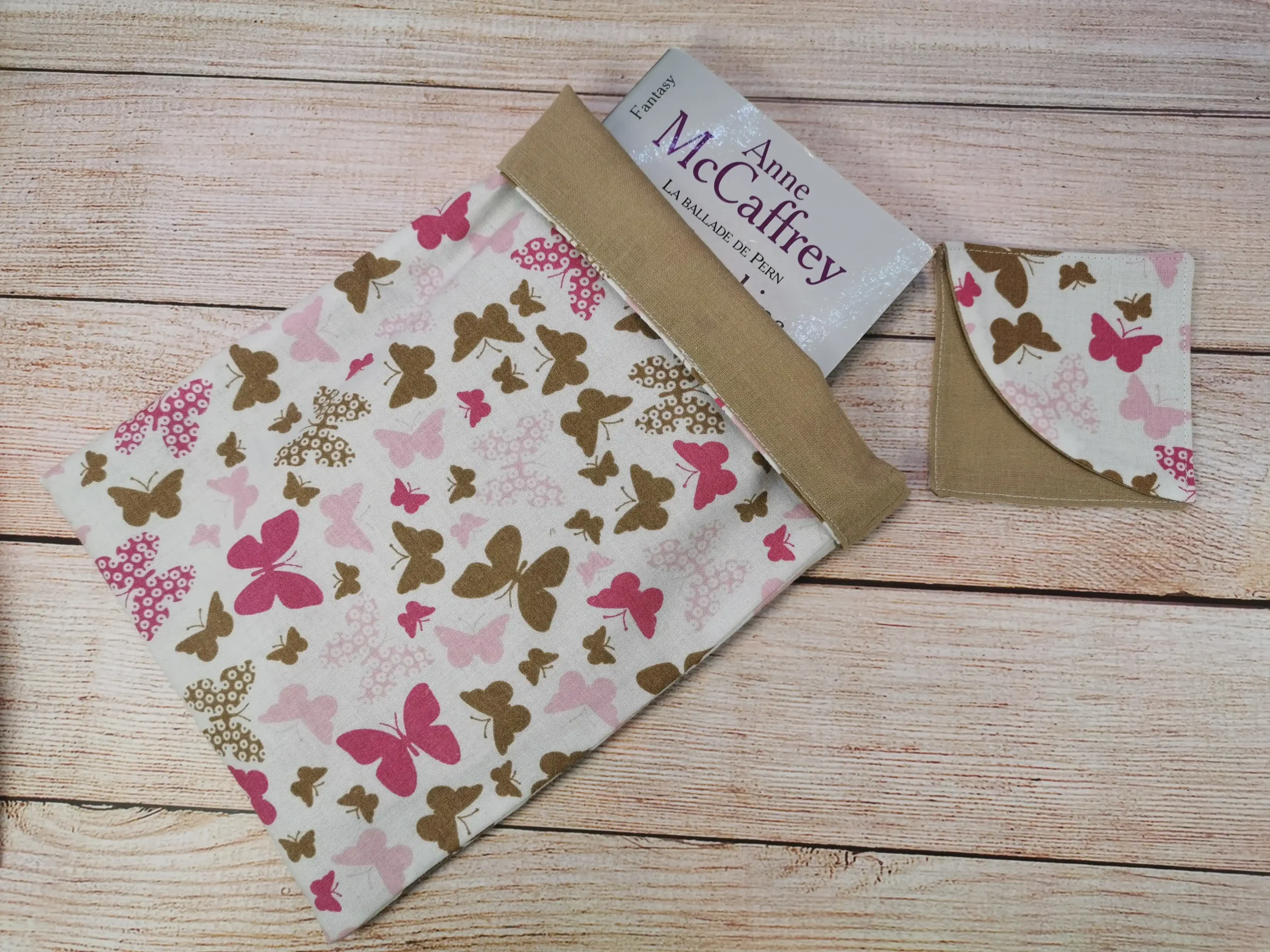 pochettes à livre et marque-pages de coin, confectionnés avec soin en tissu 100% coton. Dimensions pratiques, lavables en machine, ces accessoires ajoutent une touche de charme à votre lecture