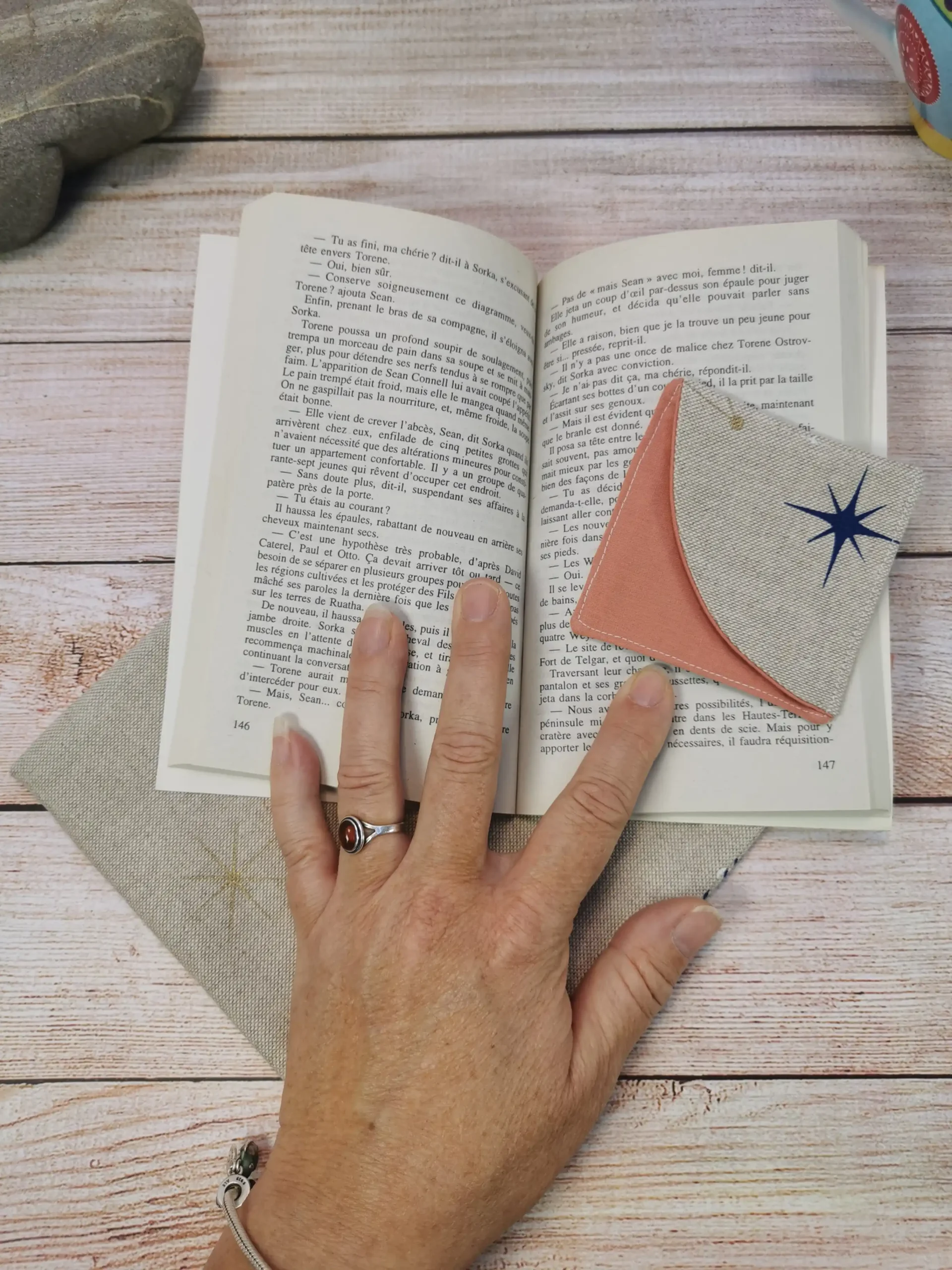 pochettes à livre et marque-pages de coin, confectionnés avec soin en tissu 100% coton. Dimensions pratiques, lavables en machine, ces accessoires ajoutent une touche de charme à votre lecture
