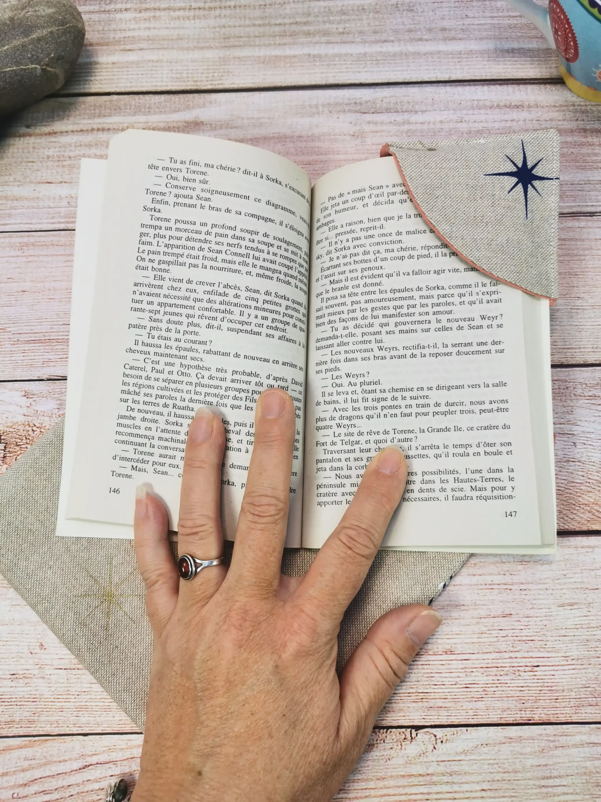 pochettes à livre et marque-pages de coin, confectionnés avec soin en tissu 100% coton. Dimensions pratiques, lavables en machine, ces accessoires ajoutent une touche de charme à votre lecture
