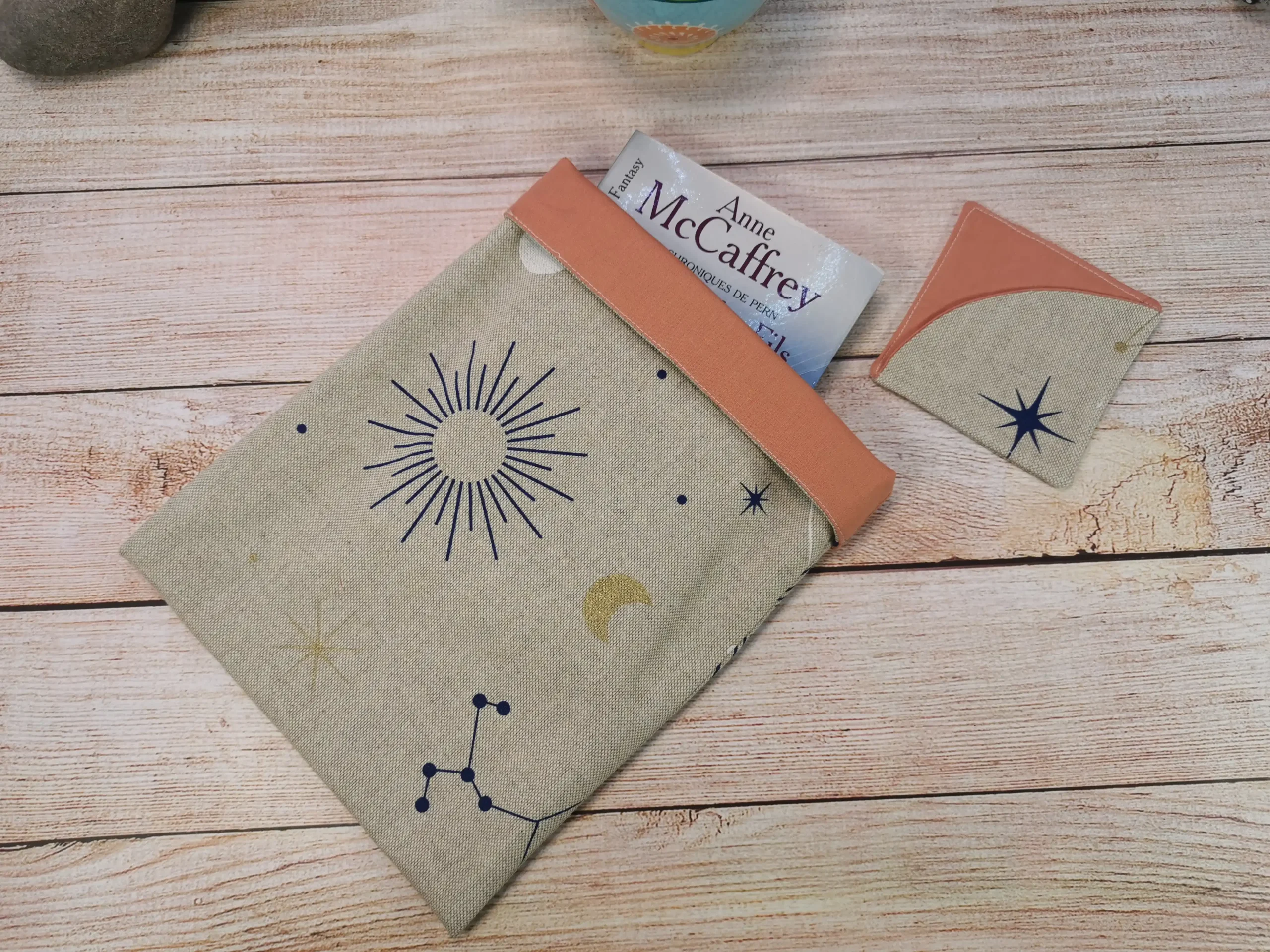 pochettes à livre et marque-pages de coin, confectionnés avec soin en tissu 100% coton. Dimensions pratiques, lavables en machine, ces accessoires ajoutent une touche de charme à votre lecture