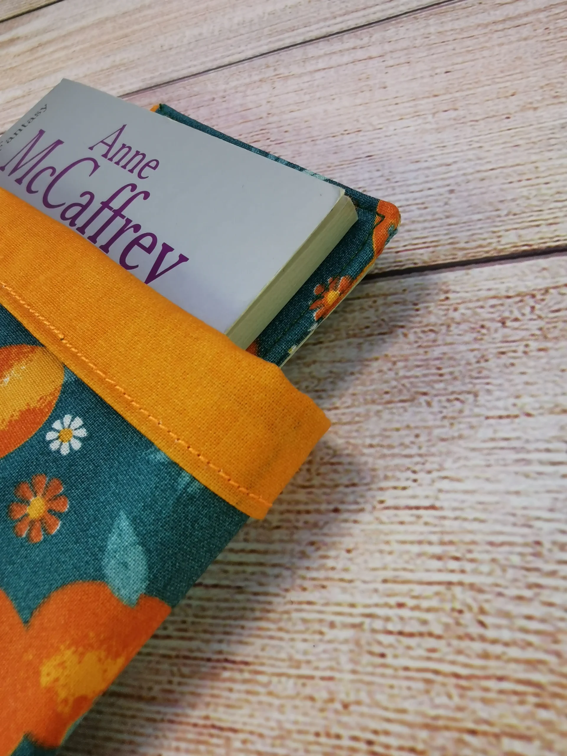 pochettes à livre et marque-pages de coin, confectionnés avec soin en tissu 100% coton. Dimensions pratiques, lavables en machine, ces accessoires ajoutent une touche de charme à votre lecture