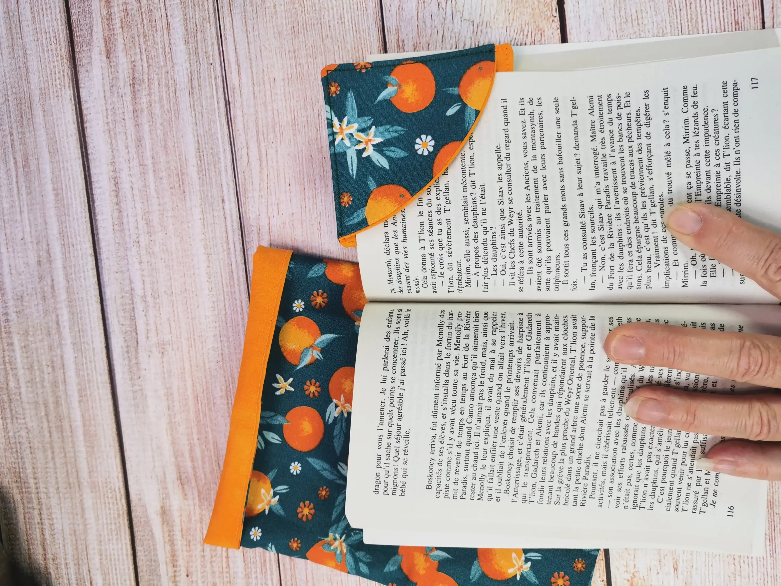 pochettes à livre et marque-pages de coin, confectionnés avec soin en tissu 100% coton. Dimensions pratiques, lavables en machine, ces accessoires ajoutent une touche de charme à votre lecture