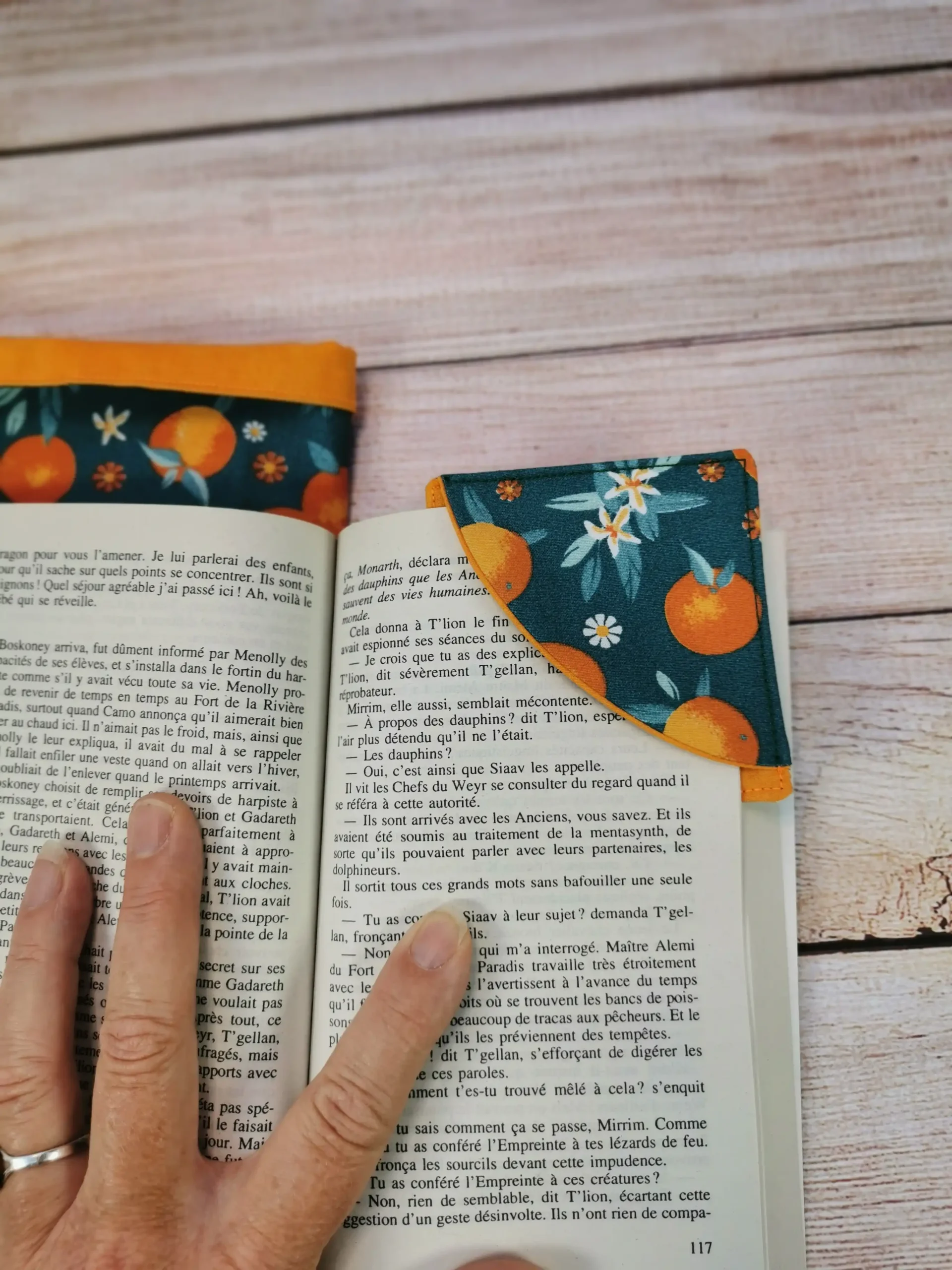 pochettes à livre et marque-pages de coin, confectionnés avec soin en tissu 100% coton. Dimensions pratiques, lavables en machine, ces accessoires ajoutent une touche de charme à votre lecture