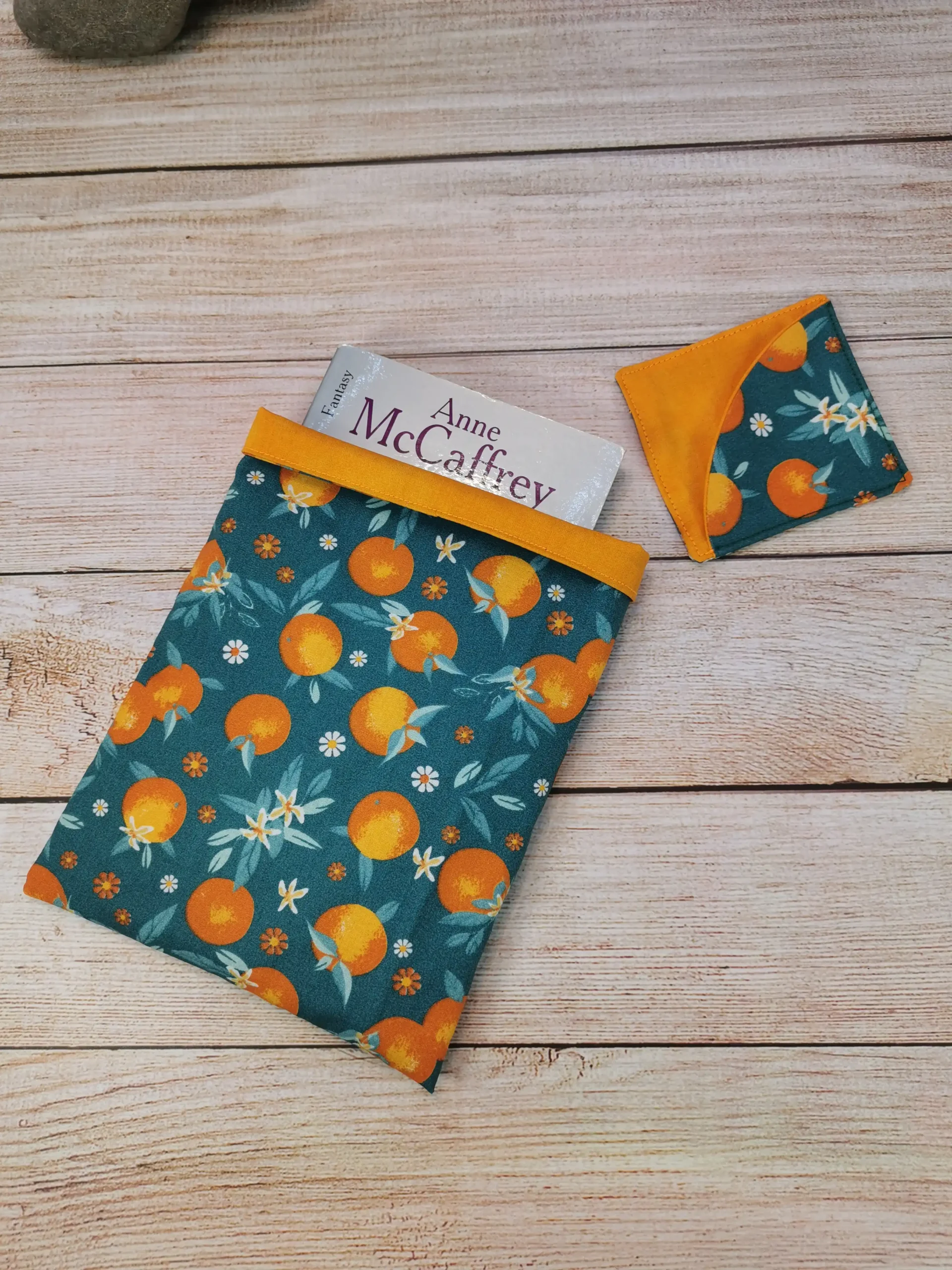 pochettes à livre et marque-pages de coin, confectionnés avec soin en tissu 100% coton. Dimensions pratiques, lavables en machine, ces accessoires ajoutent une touche de charme à votre lecture
