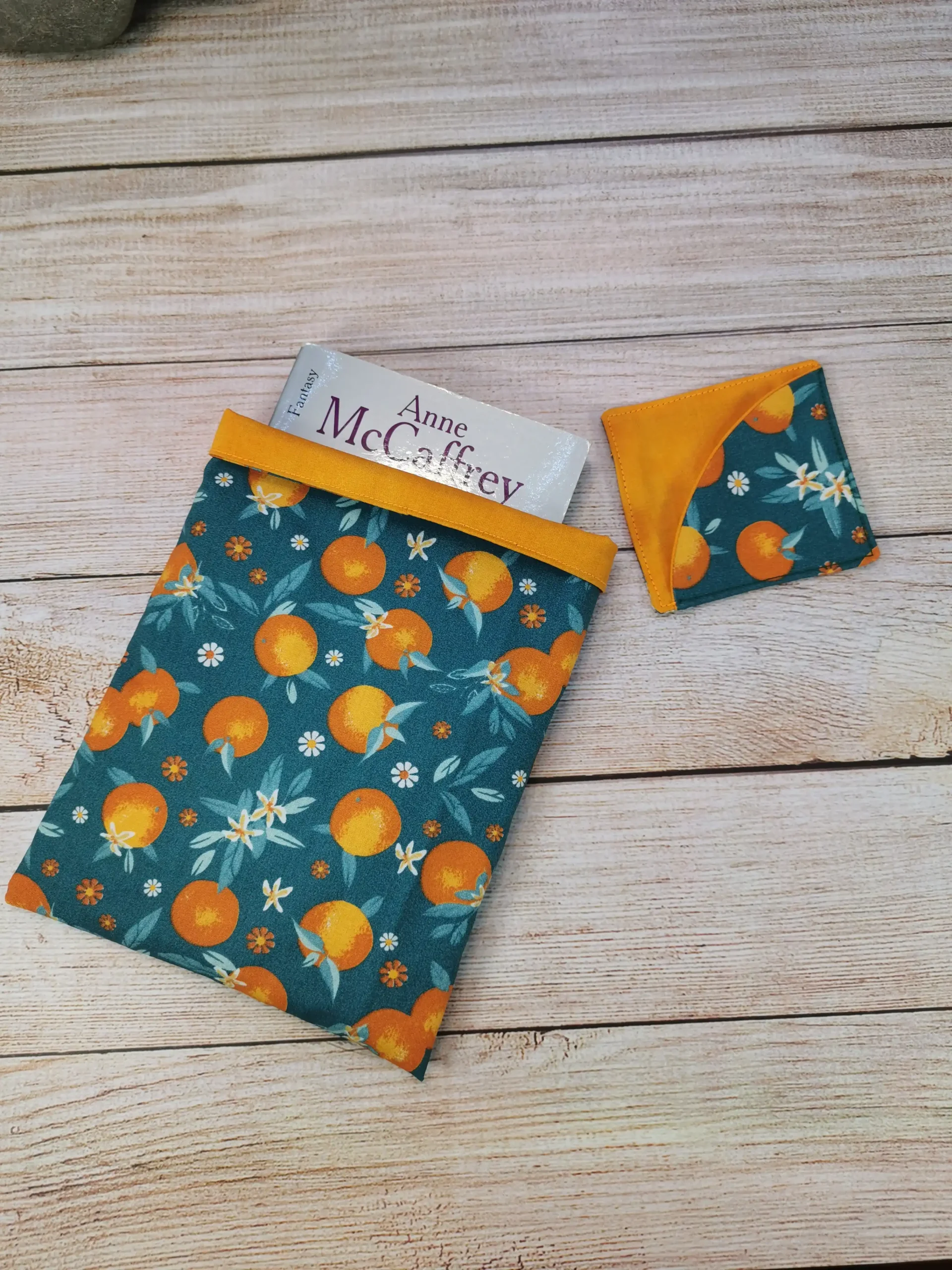 pochettes à livre et marque-pages de coin, confectionnés avec soin en tissu 100% coton. Dimensions pratiques, lavables en machine, ces accessoires ajoutent une touche de charme à votre lecture