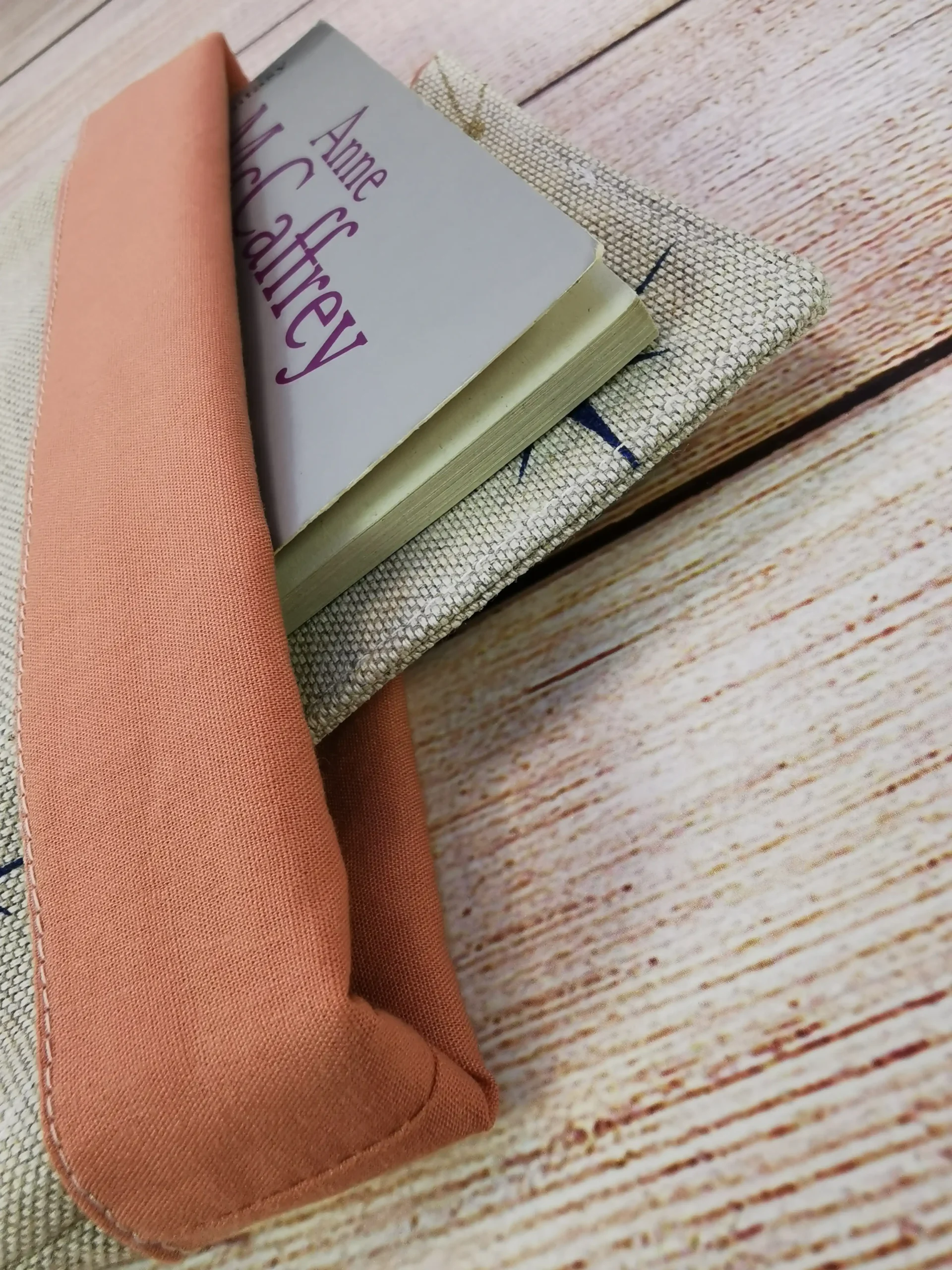 pochettes à livre et marque-pages de coin, confectionnés avec soin en tissu 100% coton. Dimensions pratiques, lavables en machine, ces accessoires ajoutent une touche de charme à votre lecture