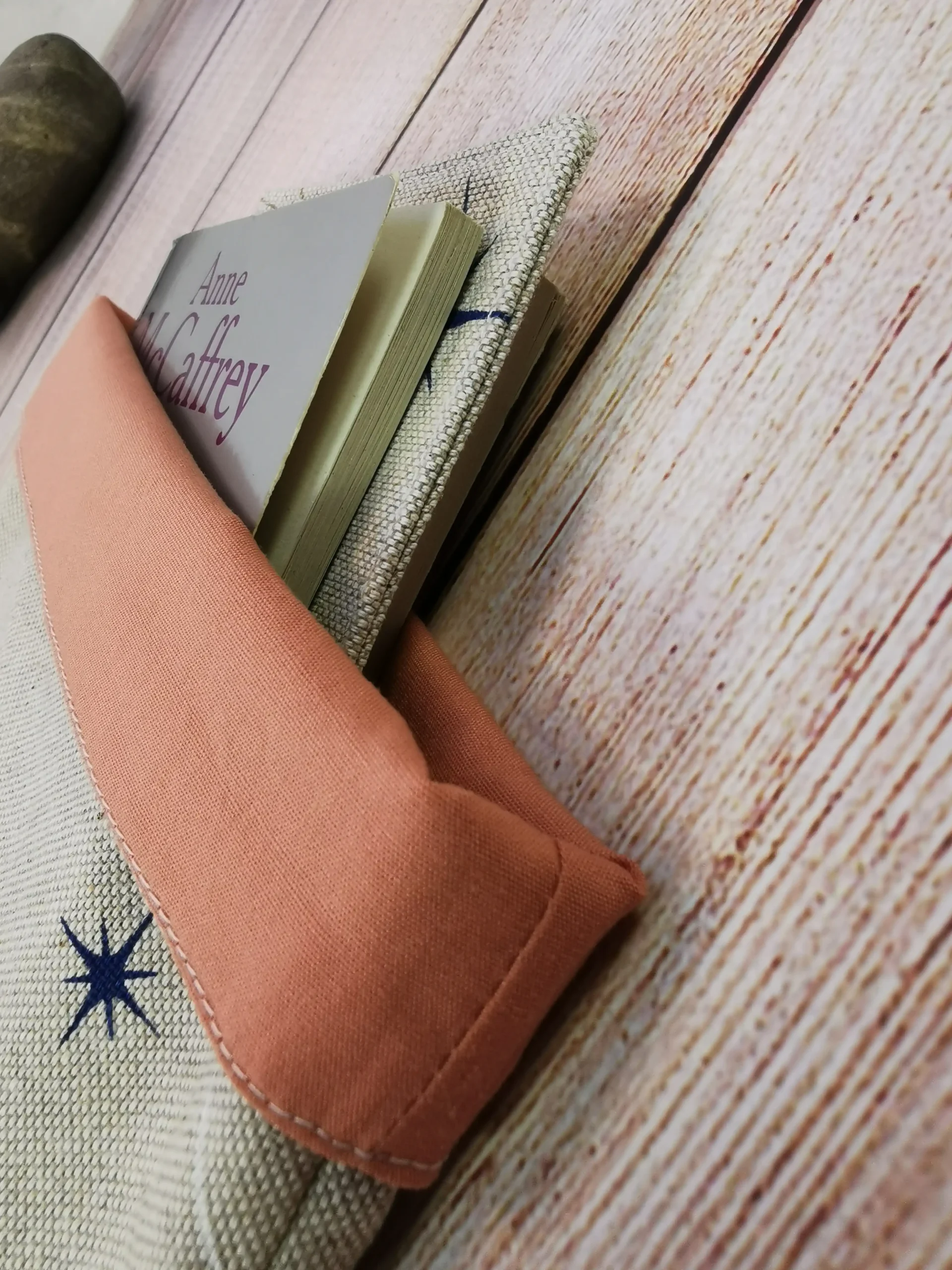 pochettes à livre et marque-pages de coin, confectionnés avec soin en tissu 100% coton. Dimensions pratiques, lavables en machine, ces accessoires ajoutent une touche de charme à votre lecture