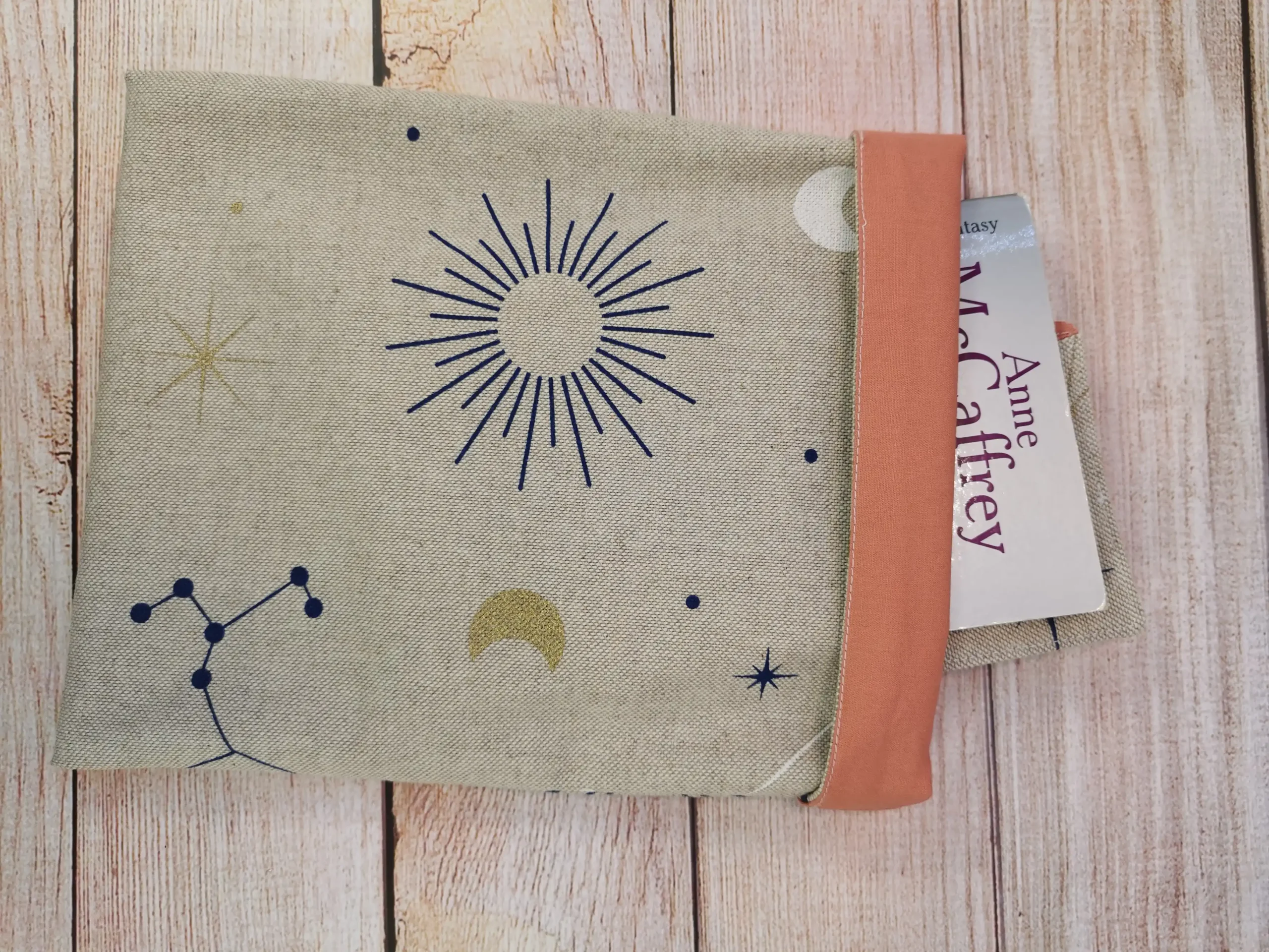 pochettes à livre et marque-pages de coin, confectionnés avec soin en tissu 100% coton. Dimensions pratiques, lavables en machine, ces accessoires ajoutent une touche de charme à votre lecture