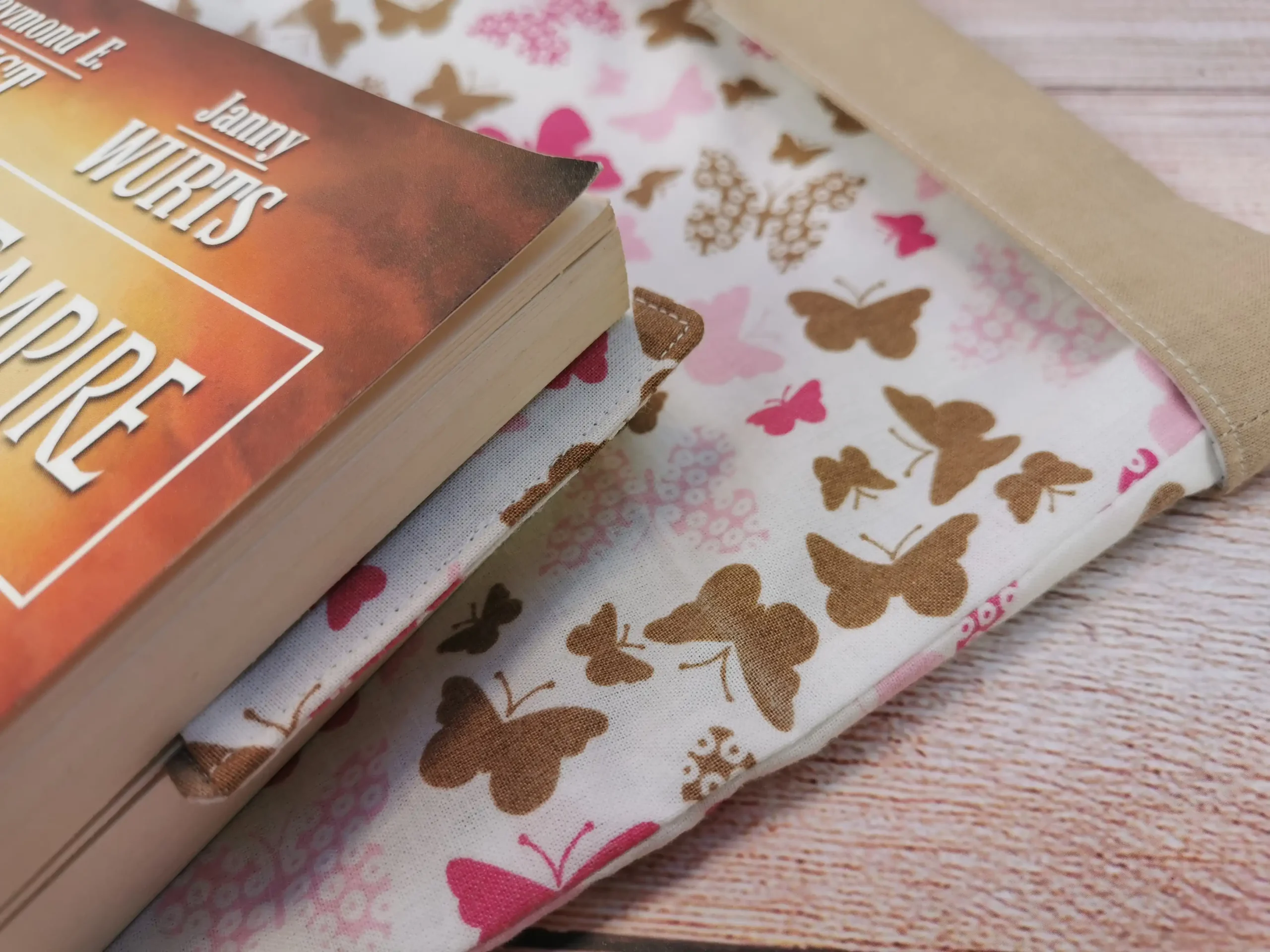 pochettes à livre et marque-pages de coin, confectionnés avec soin en tissu 100% coton. Dimensions pratiques, lavables en machine, ces accessoires ajoutent une touche de charme à votre lecture