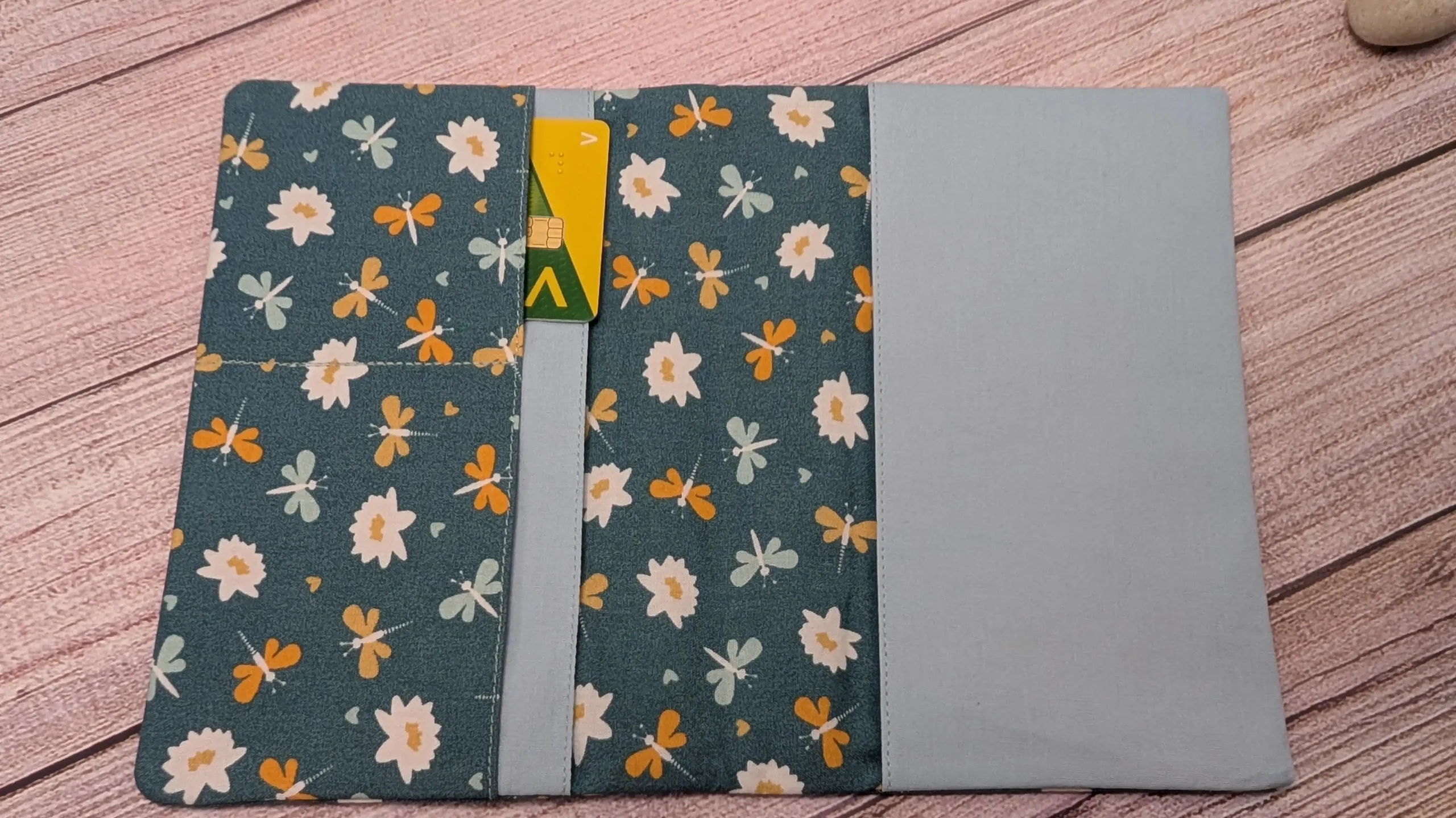 Idéal pour organiser vos ordonnances, ce porte-ordonnance est équipé d'une poche dédiée à votre carte Vitale et d'une autre pour vos cartes de mutuelle.