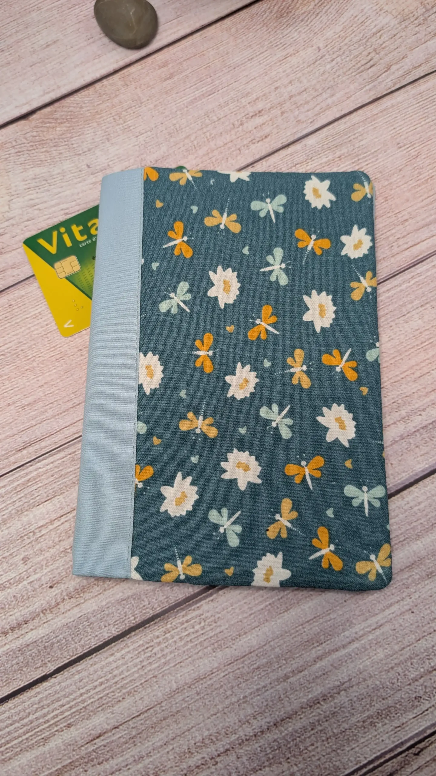 Idéal pour organiser vos ordonnances, ce porte-ordonnance est équipé d'une poche dédiée à votre carte Vitale et d'une autre pour vos cartes de mutuelle.
