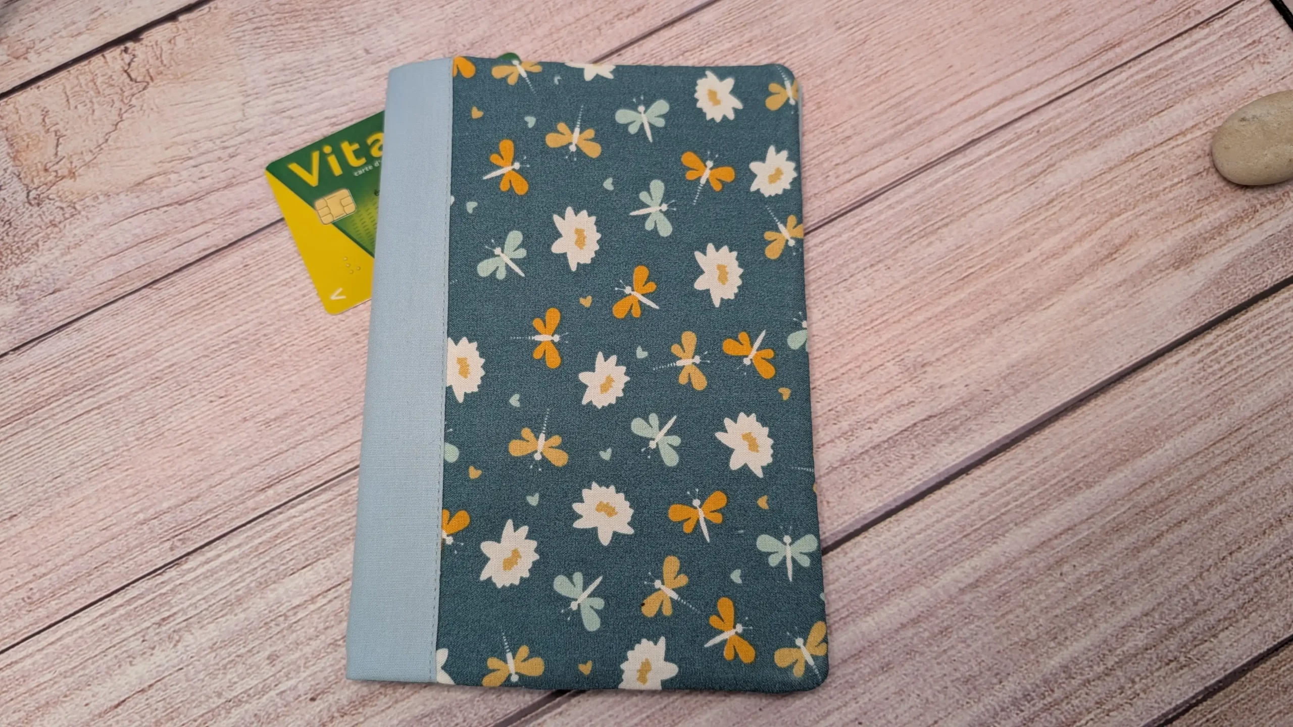 Idéal pour organiser vos ordonnances, ce porte-ordonnance est équipé d'une poche dédiée à votre carte Vitale et d'une autre pour vos cartes de mutuelle.