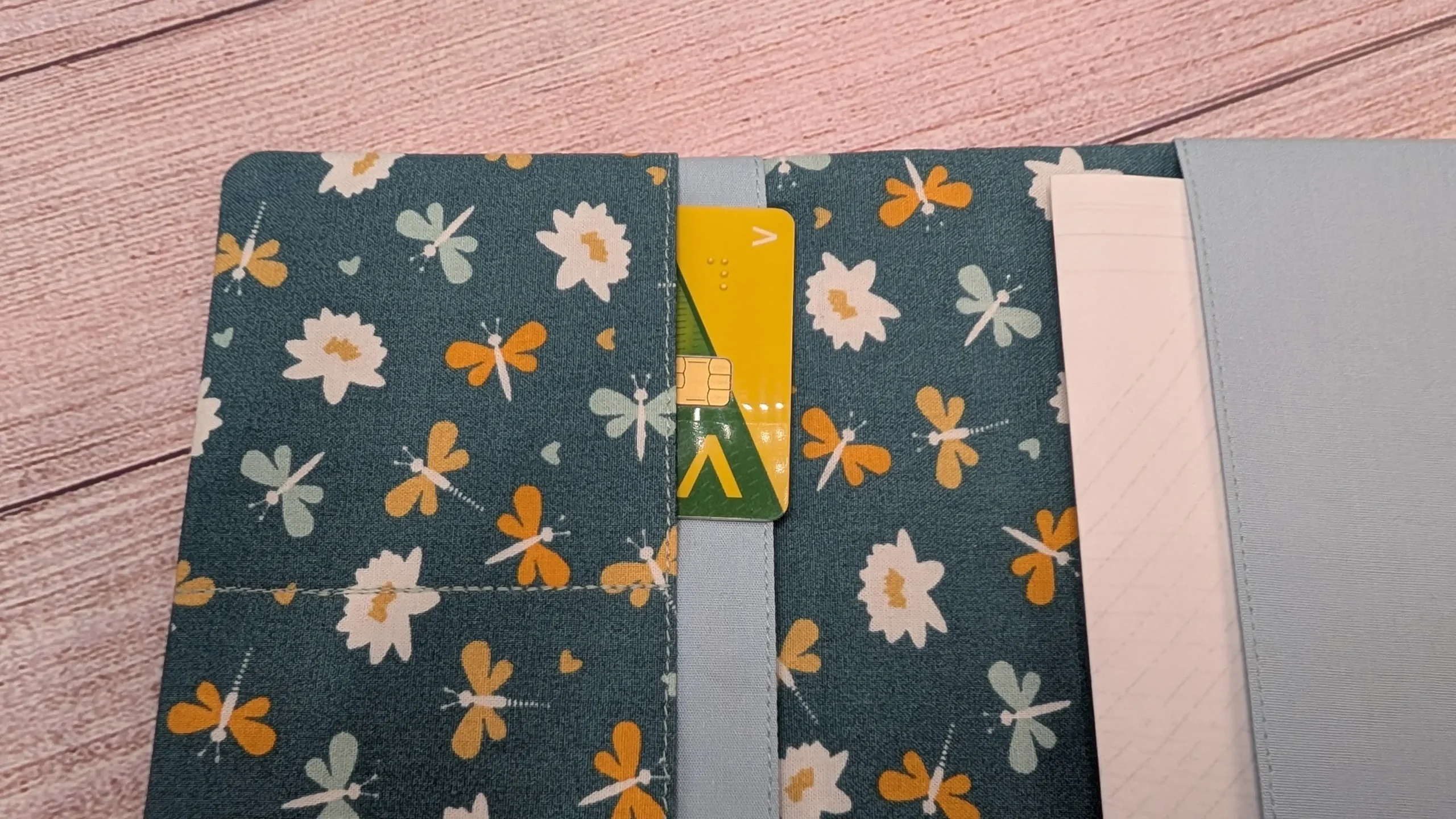 Idéal pour organiser vos ordonnances, ce porte-ordonnance est équipé d'une poche dédiée à votre carte Vitale et d'une autre pour vos cartes de mutuelle.