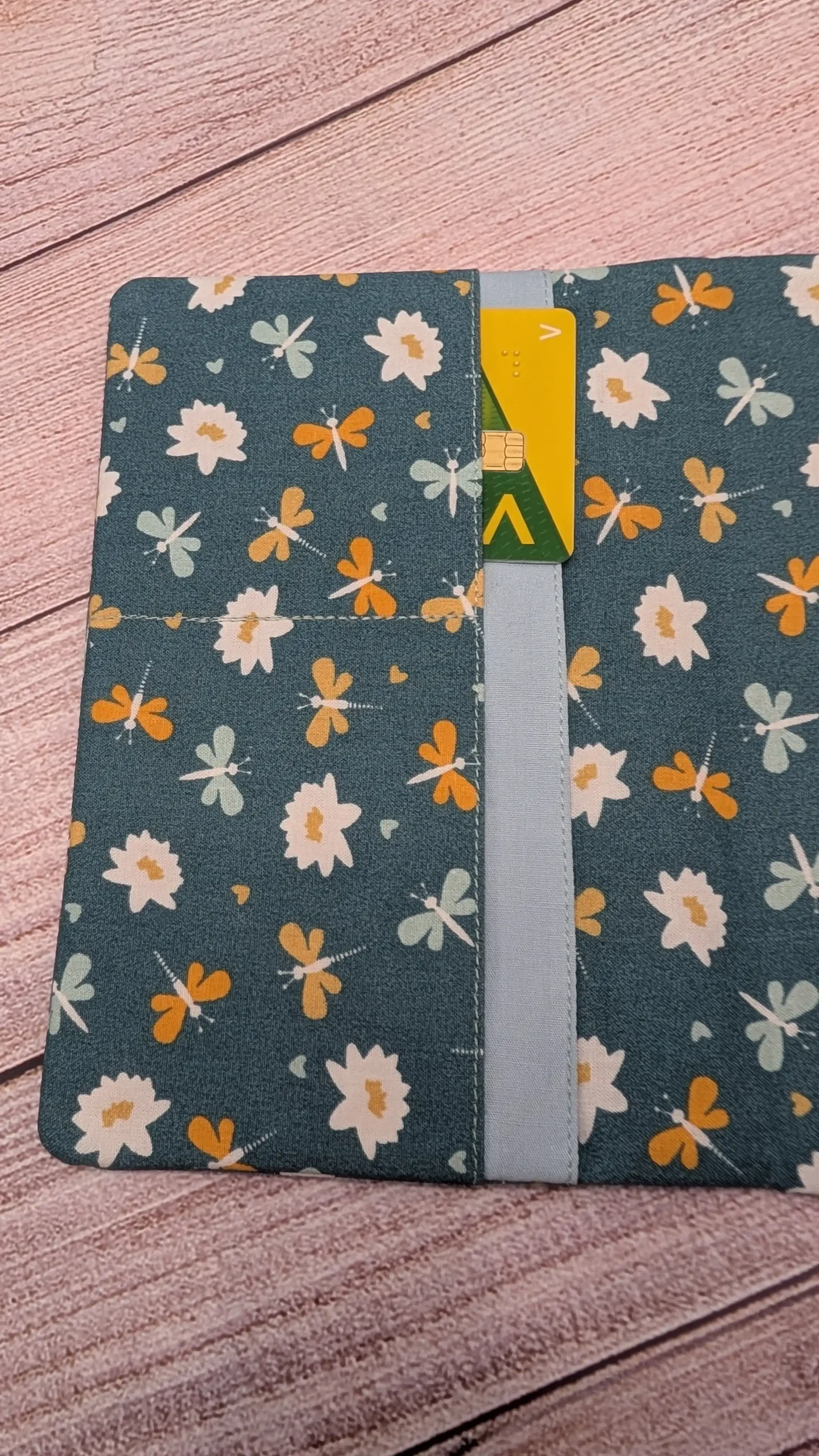 Idéal pour organiser vos ordonnances, ce porte-ordonnance est équipé d'une poche dédiée à votre carte Vitale et d'une autre pour vos cartes de mutuelle.